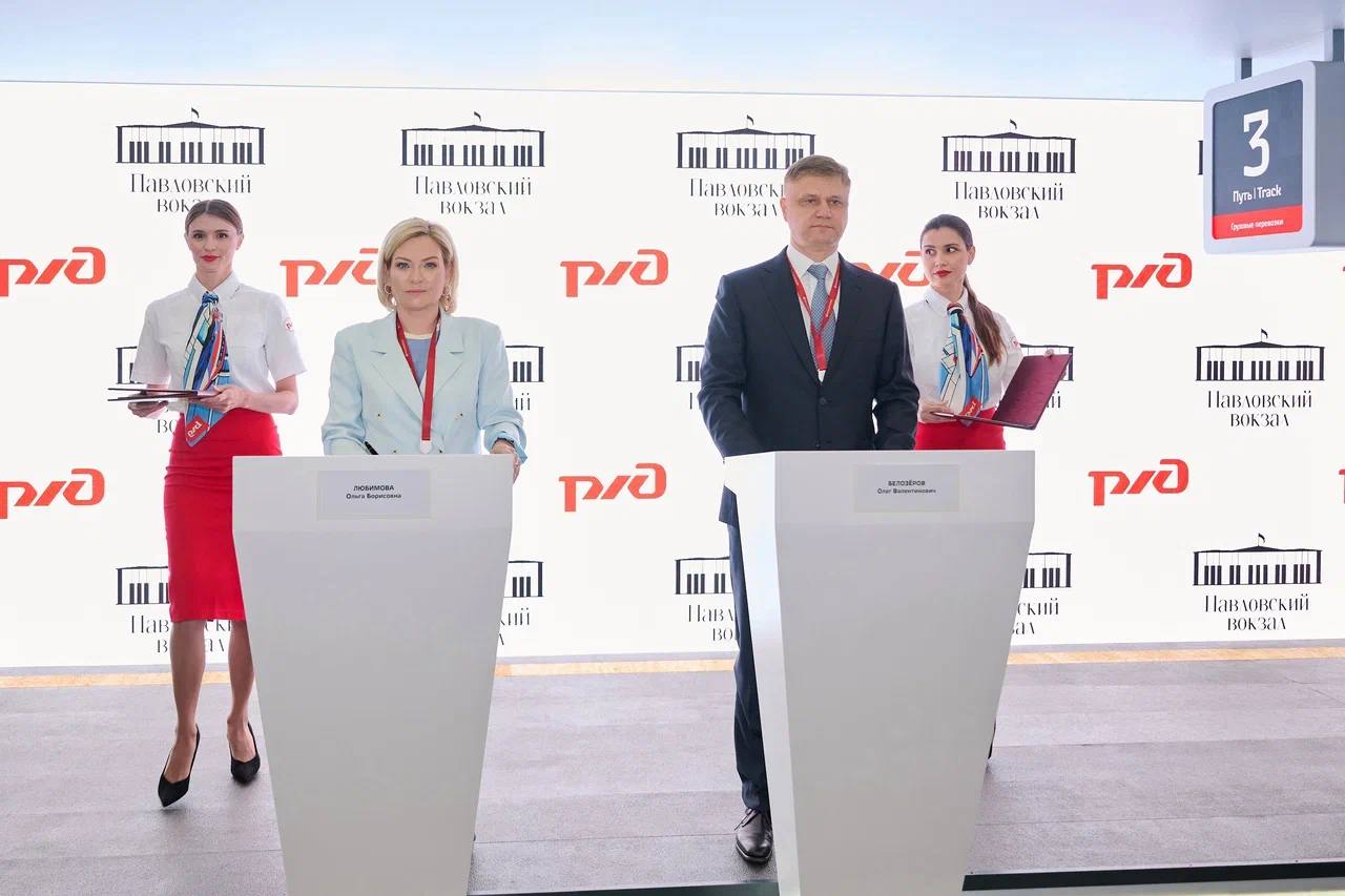 На полях ПМЭФ-2025 вместе с генеральным директором – председателем правления ОАО «Российские железные дороги» Олегом Белозеровым подписали соглашение о сотрудничестве по воссозданию Музыкального вокзала в Павловске Совместный проект с РЖД в год 80-летия Победы в Великой Отечественной войне невероятно важен для нас. После восстановления на Музыкальном вокзале вновь будут выступать выдающиеся российские и зарубежные артисты. А пока идут работы, мы наполним Павловский музей-заповедник культурными событиями. Подписанный документ предусматривает создание концепции возрождения Павловского музыкального вокзала как уникального объекта культурного наследия. Договорились о всестороннем сотрудничестве – от обмена архивными материалами до проведения экспертных советов. Работы будут вестись в преддверии 250-летия основания Павловского дворцово-паркового ансамбля, которое будет отмечаться в 2027 году. Музыкальный вокзал в Павловске открыли для публики 22 мая 1838 года. Он стал конечной станцией первой в России пассажирской железной дороги, а также центром культурной жизни столицы Российской империи XIX – начала XX веков. На его сцене выступали Федор Шаляпин, Леонид Собинов, Анастасия Вяльцева. Играли оркестры под управлением Иоганна Штрауса, Александра Глазунова, Сергея Кусевицкого. В годы Великой Отечественной войны вокзал был уничтожен фашистами. Работа над проектом его воссоздания началась в ноябре 2023 года.