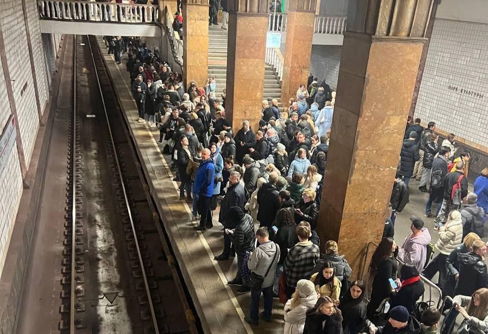 UPD: движение восстановлено.   В пресс-службе метрополитена сообщили, что причина сбоя в том, что на «Красносельской» высаживали пассажиров из одного поезда, его убрали с линии для проверки.