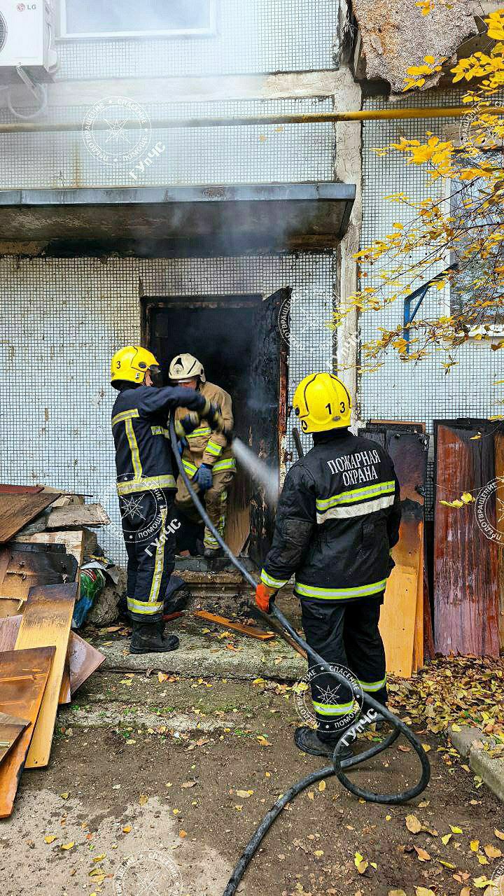 Столичные огнеборцы потушили возгорание мусоропровода   Сегодня утром на Гвардейской улице произошёл пожар. Кто-то покурил и выбросил непотушенный окурок в мусороприёмник. О возгорании в пожарную часть сообщили жильцы пятиэтажки.