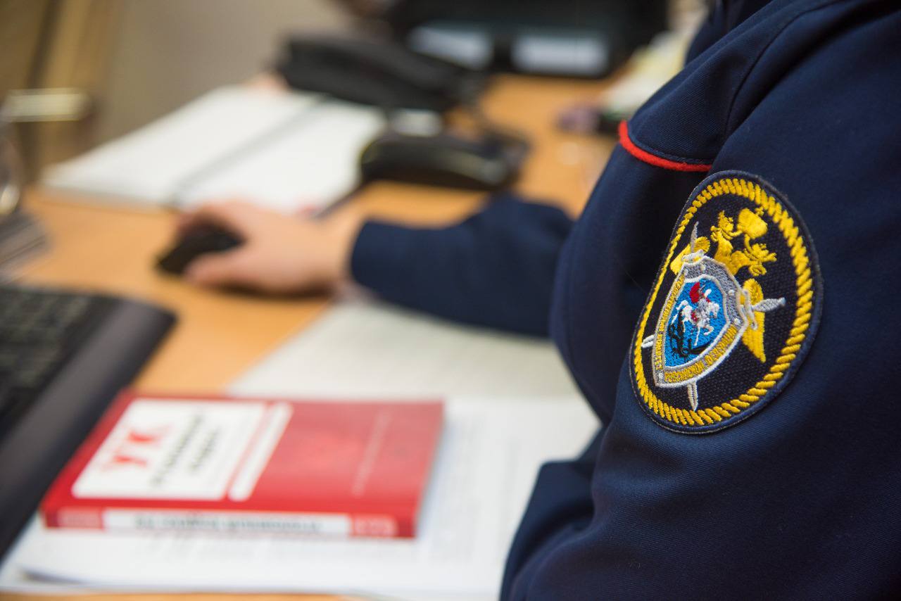 Следственным отделом по Майкопскому району регионального управления СК России проводится доследственная проверка по факту обрушения подвесного моста в поселке Краснооктябрьский, в результате которого пострадала местная жительница при падении с высоты. Следователи в ходе проверки устанавливают обстоятельства произошедшего. В ходе проверки будет дана оценка действиям бездействиям лиц, ответственных за содержание и эксплуатацию моста. По результатам проверки будет принято процессуальное решение.