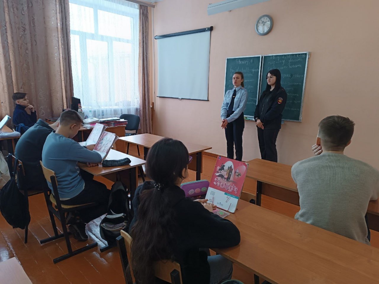 В Богородицком районе инспекторы ПДН провели профилактические беседы с учащимися средних школ  В средней школе №17 и № 19 поселка Товарковский Богородицкого района инспекторы по делам несовершеннолетних ОДН межмуниципального отдела МВД России «Богородицкий» Валерия Татаринова и Ксения Козлова провели профилактические беседы с учащимися образовательных организаций.  Сотрудники полиции обсудили причины и последствия буллинга, приведя примеры из служебной практики. Кроме того, они рассказали о правилах поведения и безопасности в социальных сетях и сети Интернет. Ребята узнали об административной и уголовной ответственности за противоправные деяния, в том числе, о наказании за порчу чужого имущества.  Инспекторы по делам несовершеннолетних напомнили о вреде курения, в том числе электронных сигарет и употребления алкогольных напитков в раннем возрасте и объяснили школьникам, что пока они не достигли совершеннолетия, ответственность за них несут их родители, которые могут быть привлечены к административной ответственности за ненадлежащее исполнение обязанностей по содержанию и воспитанию несовершеннолетних.  В ходе беседы сотрудники полиции сообщили, что в этом году, 31 мая, исполнится 90 лет с того дня как были созданы подразделения по делам несовершеннолетних. Инспекторы рассказали о становлении службы, об основных задачах, стоящих перед службой ПДН, и о том, как стать сотрудником органов внутренних дел.  В завершение беседы ребята смогла задать выступающим интересующие их вопросы. Валерия Татаринова и Ксения Козлова пожелали учащимся вести здоровый образ жизни, быть внимательными и не забывать о правилах безопасности.  #МВД #МВДРоссии #Полиция #ПолицияРоссии #Police #RussianPolice #Russia #ТульскаяПолиция #ПДН #ПДН90лет #Богородицк