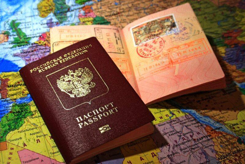 Власти Литвы и Латвии приняли решение перестать признавать пятилетние небиометрические загранпаспорта граждан РФ  С 1 июня въезд, выезд и пребывание российских граждан в Литве осуществляется только на основании 10-летних биометрических загранпаспортов помимо визы.  Латвия же вводит аналогичные правила с 15 июля.     Гуд Афтенун   Новости