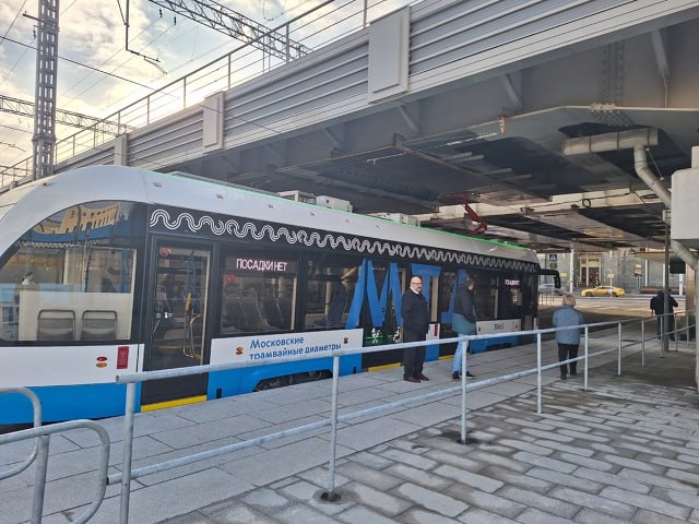 В Москве начали тестировать движение по трамвайным диаметрам На проспекте Сахарова начали тестировать движение трамваев по линиям Московских трамвайных диаметров Об этом сообщило издание Москвич Mag Запуск двух диаметров намечен на 2025 год Новая линия на проспекте Академика Сахарова соединит действующие трамвайные пути Она позволит создать два диаметральных трамвайных маршрута общей протяженностью около 59 километров 39 от метро Университет до станции Новогиреево четвертого Московского центрального диаметра длиной 30 9 километра Маршрут создадут за счет объединения действующих 37 и 39 3 от станции метро Чертановская до района Метрогородок длиной 27 8 километра Его создадут за счет объединения маршрутов 3 и 13 В испытаниях задействован трамвай модели Львенок Москва общее число которых достигнет 100 единиц в следующему году Контракт на их поставку заключен весной этого года на сумму 39 9 млрд рублей Благодаря возможности автономного хода они могут эксплуатироваться без контактной сети Фото Павел Розов Мострансмониторинг tzdjournal