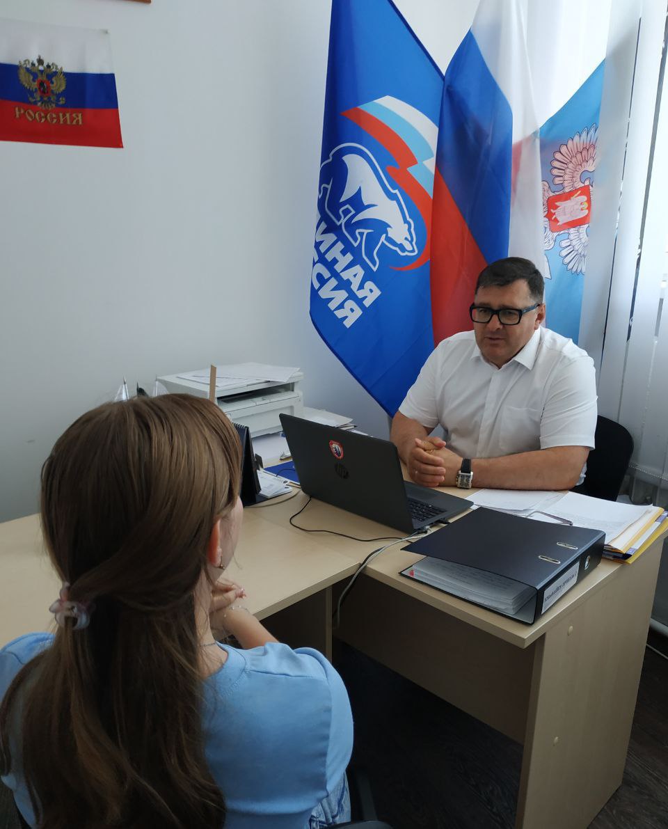 В местной Общественной Приёмной ВПП "ЕДИНАЯ РОССИЯ" Новоазовского муниципального округа секретарь местного отделения партии, Глава муниципалитета Василий Овчаров провел прием граждан.  На приём обратились жители города Новоазовска со следующими вопросами: • о спиле аварийного дерева; • о трудоустройстве; • о выявлении бесхозного жилья и др.  Василий Анатольевич постарался каждому жителю ответить по сути, разъяснить и оказать содействие в решении озвученных ими проблем. Вопросы, требующие дополнительного рассмотрения, взяты на личный контроль.  Стоит отметить, что вопрос о трудоустройстве успешно разрешен, и новый сотрудник будет трудоустроен в ближайшее время.  Записаться и узнать график приема можно в местной Общественной Приемной по адресу: г. Новоазовск, ул. Ленина, 6  каб.14 . График работы: с понедельника по четверг с 08:00-17:00, пятница – с 08:00-16:00  #ЕдинаяРоссия #ЕРДНР #НовоазовскоеМО