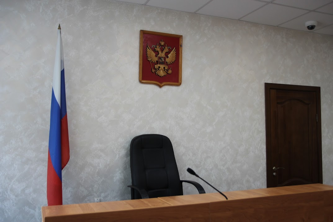 Бывший сотрудник администрации Холмогорского муниципального округа признан виновным в присвоении денежных средств Собранные следственными органами Следственного комитета Российской Федерации по Архангельской области и Ненецкому автономному округу доказательства признаны судом достаточными для вынесения приговора бывшему начальнику одного из управлений администрации Холмогорского муниципального округа. Он признан виновным в совершении преступления, предусмотренного ч. 4 ст. 160 УК РФ присвоение денежных средств, совершенное с использованием служебного положения, в особо крупном размере . Следствием и судом установлено, что в 2010-2024 годах осужденный, не имея правовых оснований, организовал оформление необходимых документов для необоснованных выплат себе премий на общую сумму более 1 миллиона рублей, которые обратил в свою пользу и распорядился ими по своему усмотрению. Уголовное дело возбуждено на основании материалов, представленных прокуратурой Архангельской области и НАО. В ходе допроса осужденный признал свою вину и возместил причиненный муниципальному бюджету ущерб. Приговором суда ему назначено наказание в виде условного лишения свободы на срок 2 года 6 месяцев с испытательным сроком 2 года и лишением права занимать должности на государственной службе и в органах местного самоуправления, связанные с осуществлением функций представителя власти, организационно-распорядительных и административно-хозяйственных полномочий, сроком на 2 года. Приговор суда не вступил в законную силу.