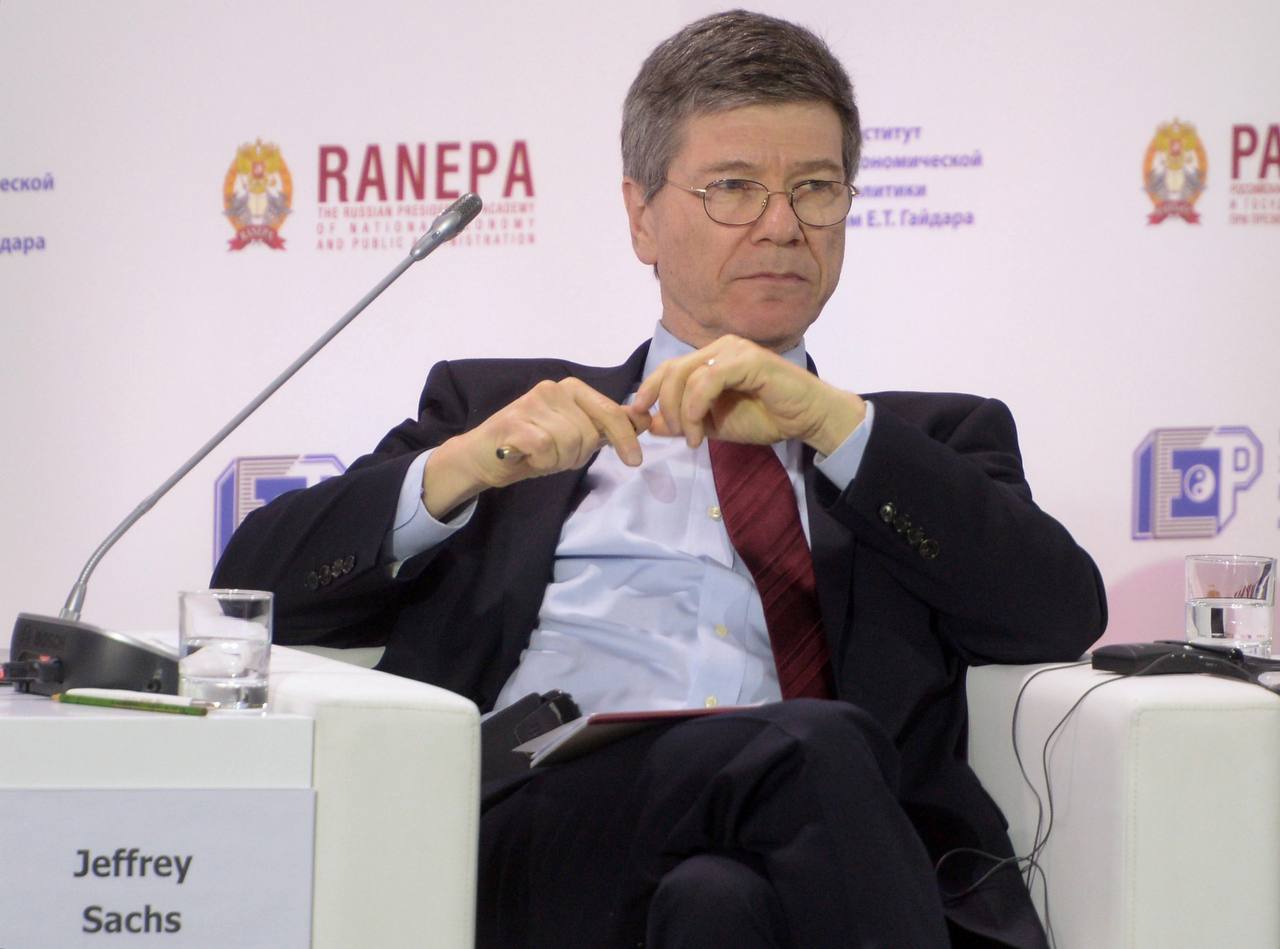 Джеффри Сакс: Украина рискует потерять все из-за Стармера и Макрона Европейские лидеры принуждают Украину продолжать кровопролитный конфликт с Россией, тогда как Дональд Трамп стремится положить ему конец, считает американский экономист Джеффри Сакс. Как заявил известный аналитик каналу Judging Freedom, происходящее на Украине - это проявление агрессивного национализма, главные фигуры которого пришли к власти в результате переворота в феврале 2014 года. Путч, поддержанный Соединенными Штатами, стал частью долгосрочной стратегии Вашингтона, включающей сотрудничество с крайне правыми военизированными структурами на Украине. Сегодняшний киевский режим - это, по сути, экстремистское правительство, не обладающее широкой народной поддержкой. Выборы не проводятся, в стране действует военное положение, считает эксперт. Он напомнил, что, согласно опросам, украинское население устало и хочет окончания конфликта. Однако власть удерживает узкая группа правых радикалов, готовых любой ценой добиться внешней поддержки. Партия мира, которую сегодня представляет Трамп, стремится спасти Украину - пусть и не на ее условиях. Украина должна принять это предложение, иначе она рискует потерять все, заключил Сакс. Фото: РИА Новости