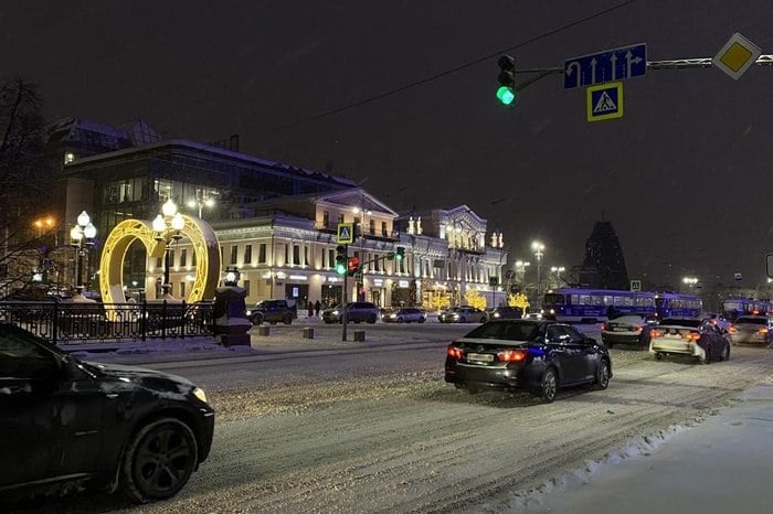 Улицу в центре Екатеринбурге закроют на время работы катка на площади  Движение автотранспорта по улице Урицкого в Екатеринбурге будет закрыто с 8 декабря 2024 года до 2 марта 2025 года. Об этом сообщает пресс-служба городской администрации. Это связано с проведением работ по строительству и обслуживанию ледового катка на площади 1905 года.  Движение по улице Урицкого закроют от здания № 27 на проспекте Ленина до проспекта Ленина и по проезду между улицами Урицкого и Володарского, возле здания № 27 на проспекте Ленина.  На закрытом участке рабочие установят соответствующие дорожные знаки.  Объезд будет организован по улицам Урицкого, Антона Валека, Вайнера и Володарского, Антона Валека, 8 Марта.  Маршруты следования общественного транспорта не изменятся.  Администрация Екатеринбурга просит горожан с пониманием отнестись к временным неудобствам и заранее планировать маршрут передвижения.