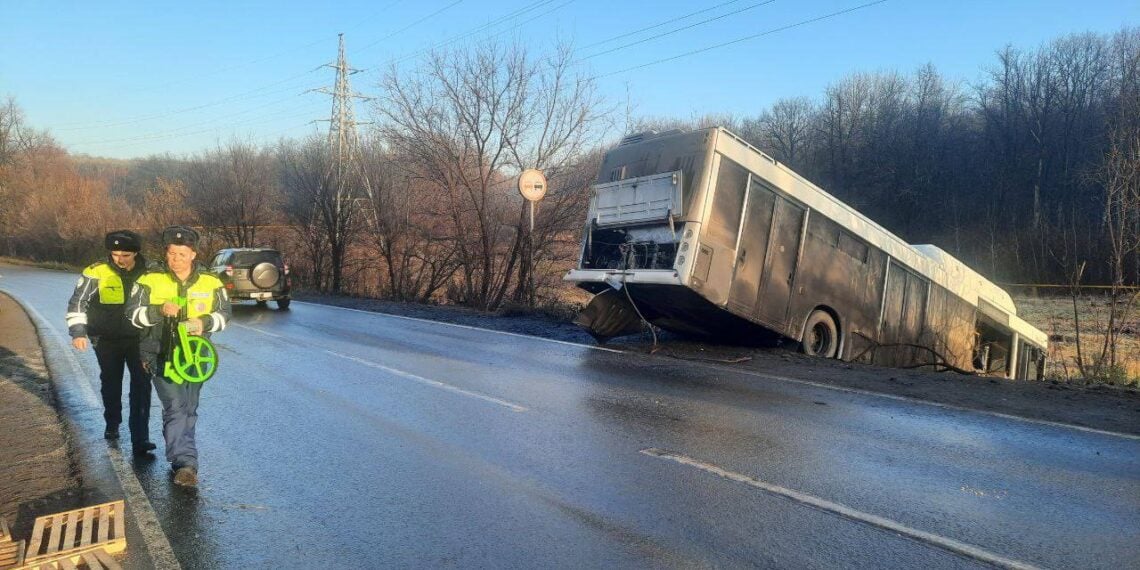 В Самаре из-за гололеда автобус с пассажирами свалился в овраг. Крупное ДТП произошло 20 ноября в Красноглинском районе столице региона в 06:45 утра: