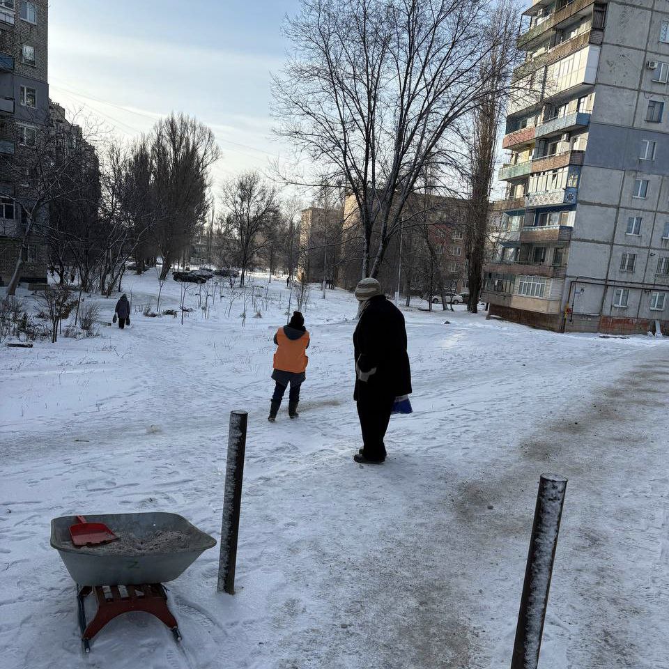 Погода добавила работы коммунальным службам в выходные    В связи со сложными погодными условиями со вчерашнего вечера, ночью и сегодня в течение дня работники  городских коммунальных служб выполняют работы по расчистке проезжей части дорог и тротуаров от снега и посыпке противоскользящей смесью. В работах задействована спецтехника муниципальной дорожной службы.   Сегодня, в воскресенье, с самого утра к работам привлечены работники жилсервисов, они посыпают противоскользящей смесью остановки, пешеходные переходы, дорожки внутри дворов.   Для посыпки тротуаров противоскользящей смесью  используется мультикар. _ Все новости  ВКонтакте и в  Одноклассниках   #Стаханов #новости_Стаханова