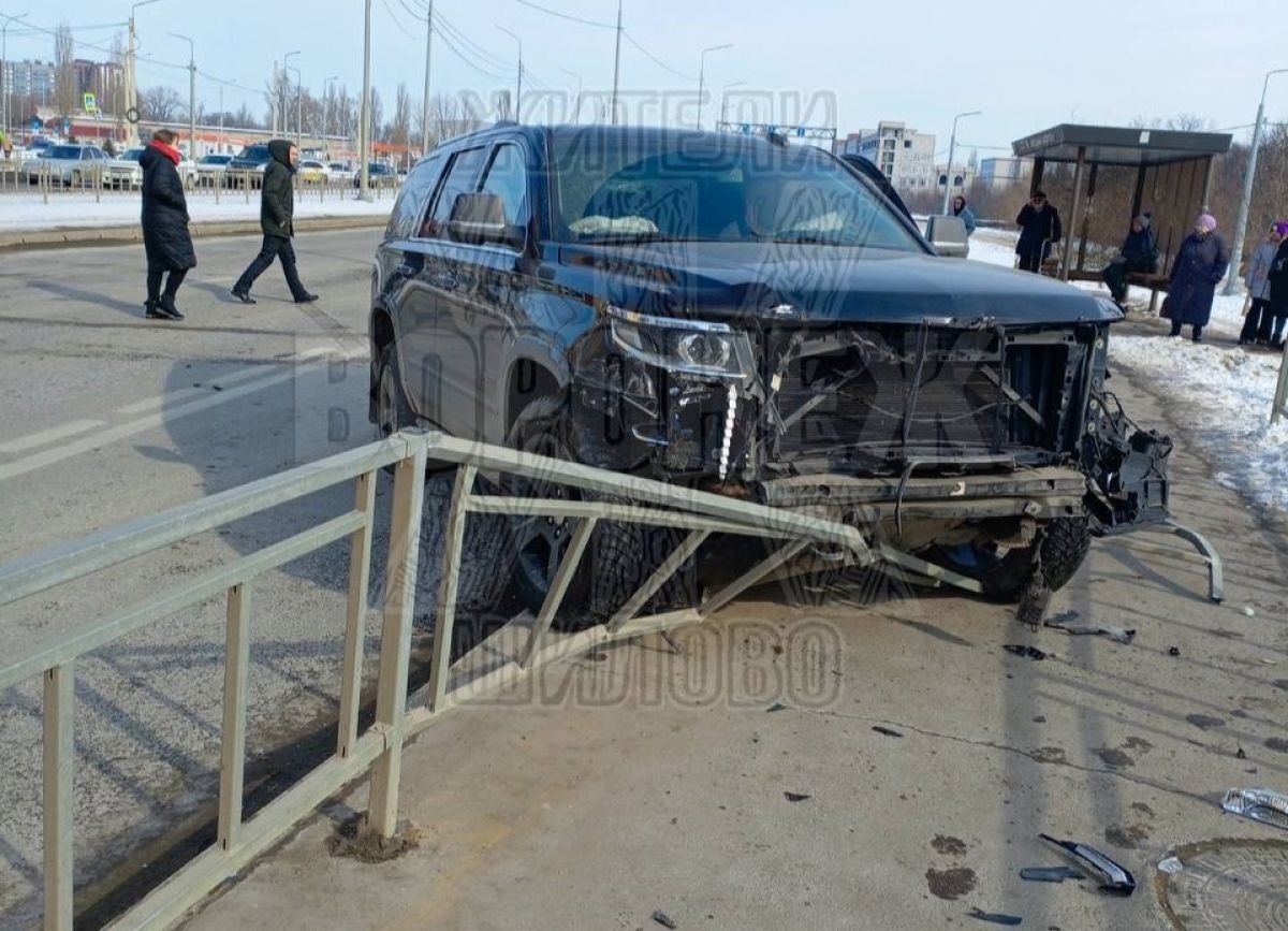 Массовая автомобильная авария на улице Острогожской произошла из-за внедорожника     Согласно кадрам видео, внедорожник двигался с высокой скоростью. Водитель не успел среагировать и столкнулся с легковым автомобилем, который от удара врезался в другую машину. Внедорожник снес ограждение и выехал на встречную полосу. Он остановился лишь после столкновения с забором возле автобусной остановки.  ↗  Прислать новость   Подписаться