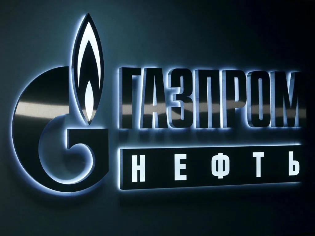 Чистая прибыль Газпром нефти по МСФО за 2025 год составила 245 816 млрд руб по сравнению с 479 45 млрд рублей в 2024 году сообщается в отчете компании Выручка компании в 2025 году снизилась на 12 до 3 607 трлн руб Скорректированная EBITDA в 2025 году 1 071 трлн руб sibn trader book в MAX
