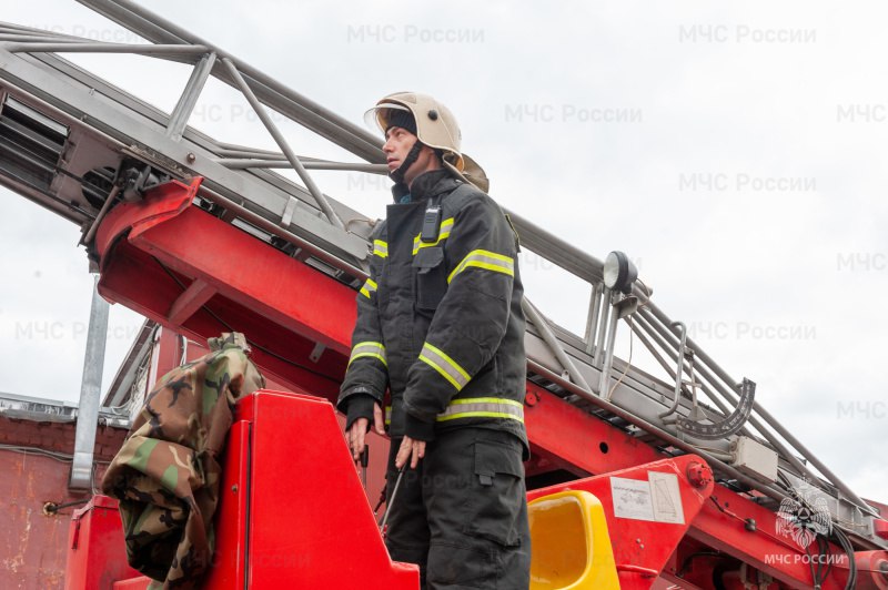 Прошло совместное тренировочное пожарно-тактическое учение на базе ООО "БрянскСпиртПром" В Брянске проведено совместное тренировочное пожарно-тактическое учение подразделений Главного управления МЧС России по Брянской области и ООО "БрянскСпиртПром". Согласно легенде учения, произошло условное загорание резервуара хранения спирта. Сработала автоматическая пожарная сигнализация. Администрацией объекта, до прибытия пожарных подразделений, была произведена эвакуация работников. По прибытию огнеборцы провели расстановку сил и средств с последующей отработкой действий пожарно-спасательных подразделений по тушению условного пожара. На месте происшествия был развернут оперативный штаб по тушению пожара. Основную сложность при ликвидации возгораний на подобных объектах составляет большая горючая загрузка. В учении было задействовано более 50 человек личного состава, 10 единиц основной и 3 единицы специальной пожарной техники. Целями учений стала отработка действий подразделений территориального пожарно-спасательного гарнизона Брянской области по тушению условного пожара на объектах хранения, транспортировки и переработки спиртосодержащих продуктов, а также приемов и способов организации работы по управлению подразделениями при проведении боевых действий по тушению пожаров на данных объектах. В ходе мероприятия были продемонстрированы тактические возможности пожарно-спасательной техники по подаче огнетушащих веществ на тушение и охлаждение резервуаров. #ПТУ #МЧСпоБрянскойОбласти МЧС Брянской области в ТГ ГУ МЧС России по Брянской области в ВК МЧС Брянской области в ОК