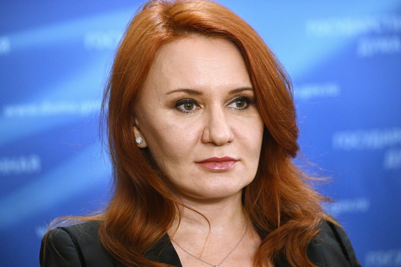 Участники СВО получат доступ к упрощенному внесудебному банкротству Сегодня Государственная Дума рассмотрит законопроект, который позволит участникам специальной военной операции СВО воспользоваться упрощенной процедурой внесудебного банкротства. Это нововведение предоставит возможность списать долги до 1 миллиона рублей без необходимости обращения в арбитражный суд. Упрощенная процедура банкротства была разработана как механизм поддержки социально уязвимых групп населения, включая пенсионеров и получателей детских пособий. Теперь этот механизм будет расширен. «В настоящее время бойцы СВО могут рассчитывать на защиту своих прав только через арбитражный суд, что часто связано с длительными судебными разбирательствами и высокими затратами на юридические услуги. Новый подход позволит подать заявление о банкротстве через МФЦ – это значительно ускорит процесс и минимизирует бюрократические преграды. Для запуска процедуры необходимо выполнение нескольких условий: наличие исполнительного документа о долге, выданный не позднее чем за один год до даты обращения, он не был исполнен или был исполнен частично; отсутствие имущества для ареста; а также сумма долга не должна превышать 1 миллиона рублей. Подтверждением участия в СВО станет специальная справка, форма которой утверждена правительством», - прокомментировала депутат Государственной Думы Светлана Бессараб.