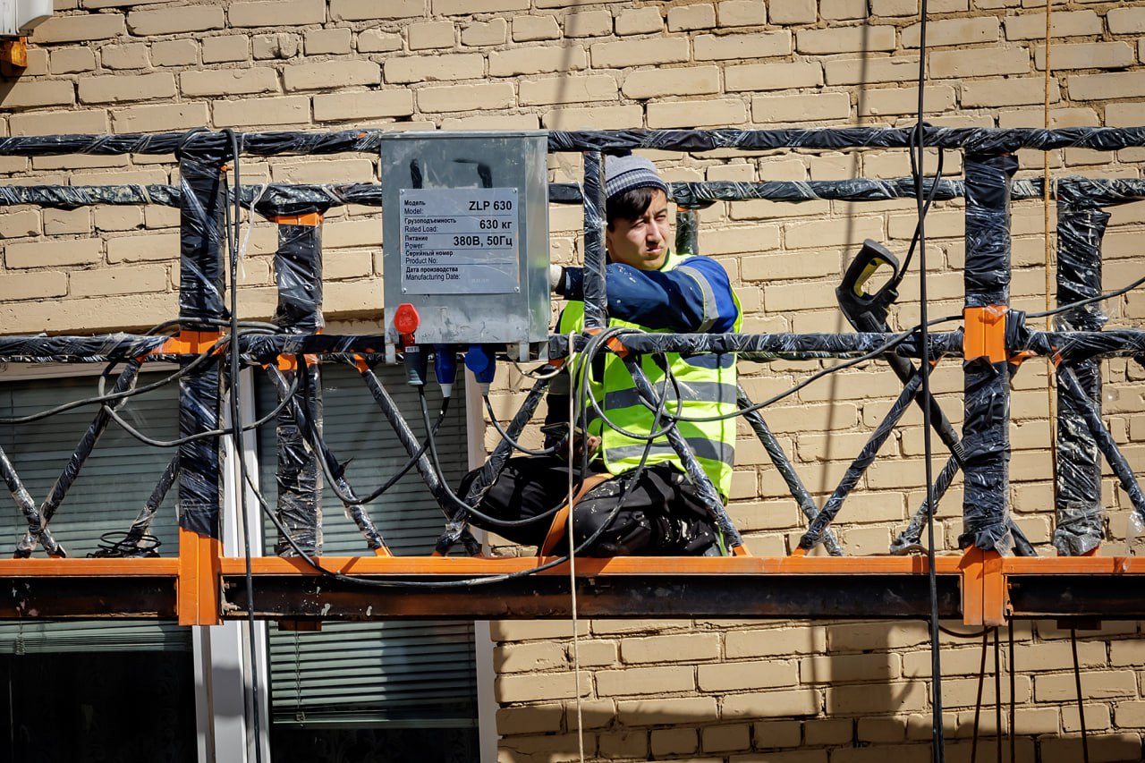 Стройка без мигрантов в России ввели лимит для иностранных рабочих Теперь компании могут привлекать не более 50 сотрудников из за рубежа За нарушение этого правила будут штрафовать Нововведение не касается граждан Узбекистана и Таджикистана которые работают по патентам Также от этого правила освобожден 21 регион включая Санкт Петербург и новые территории Все из за острой нехватки рабочих рук для масштабного восстановления и строительства Как вам такое нововведение Подпишитесь на Абзац TG VK Дзен MAX Rutube