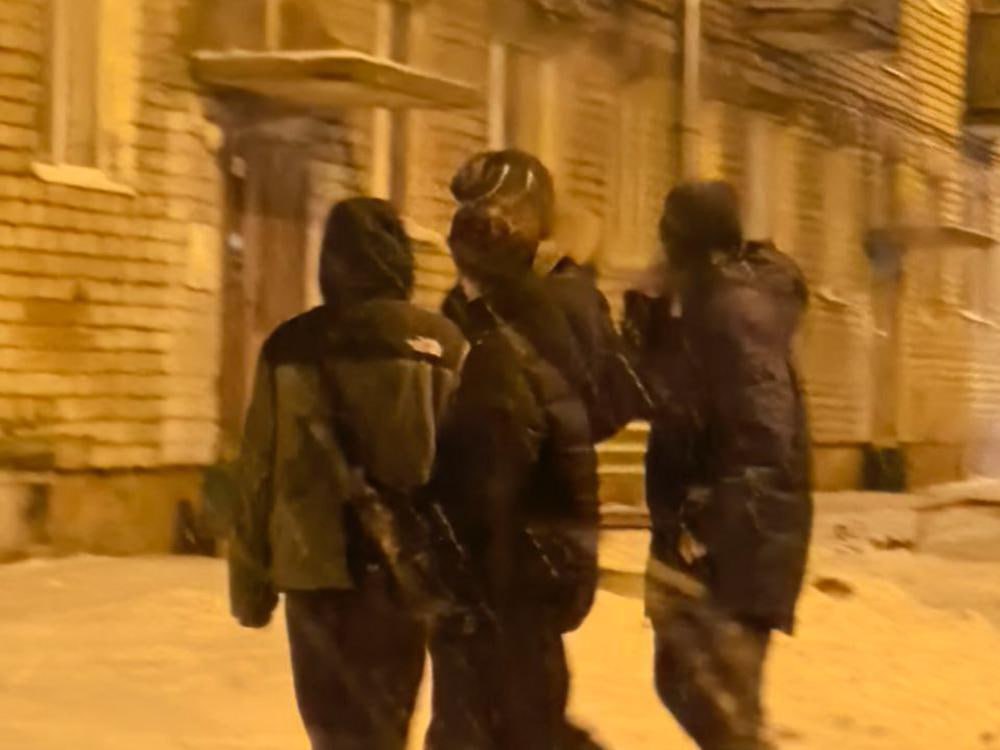 В Архангельске нашли и приструнили ошалелых малолеток расстрелявших петардами дом на Сульфате Малолеток с петардами кошмарящих жильцов многоэтажки на Сульфате полиция установила и призвала к ответу Суть дела в том что очень молодые хлопчики тусовались у подъезда и закидывали пиротехнические хлопушки в вентиляционные каналы подвала или взрывали их прямо под окнами в которых горел свет И вот сегодня стало известно что всем четырём негодяям 15 лет Личность каждого установлена Как пояснили в УМВД с подростками и их родителями проведены профилактические беседы о недопустимости совершения противоправных действий Одному вынесено официальное предостережение Дурное всё таки у нас законодательство малолетки защищены и знают об этом потому всё чаще безнаказанно творят беспредел Фото стоп кадр с видео тг канала Архангельск без цензуры