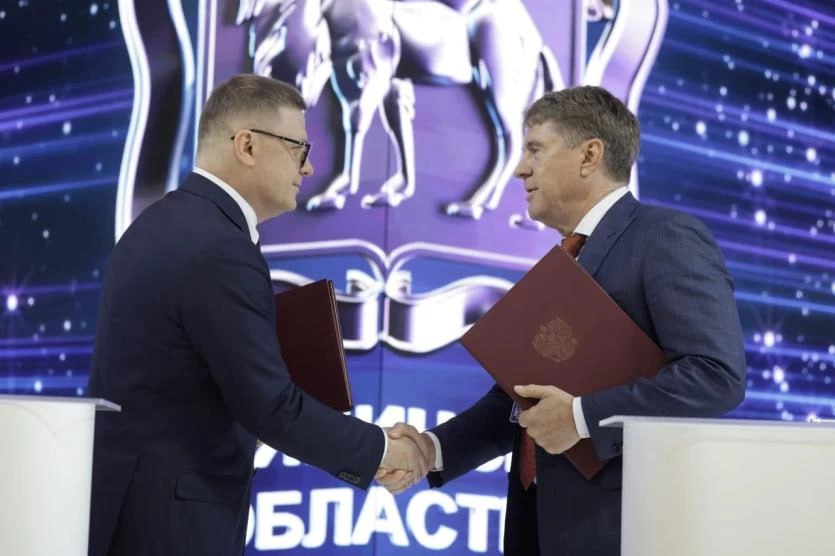 К 2030 году население первого частного города-спутника Челябинска превысит 30 тысяч человек На Петербургском международном экономическом форуме губернатор Челябинской области Алексей Текслер и учредитель ООО «Эльтаун Девелопмент» Василий Курбацких подписали соглашение, в рамках которого компания планирует продолжить реализацию масштабного инвестиционного проекта по созданию «Города Эльтаун» – первого частного города-спутника Челябинска со всей необходимой инфраструктурой для жизни. Проект создают по классическим градостроительным канонам. Лозунг: «Живи, учись, работай, отдыхай». Здесь уже есть среднеэтажный центр с площадями, магазинами, кафе, социальной инфраструктурой, а также приватный малоэтажный пригород с атмосферой комфортной загородной жизни. За все время в развитие территории вложат около 75,5 миллиарда рублей. ПОДРОБНЕЕ URALPRESS.RU