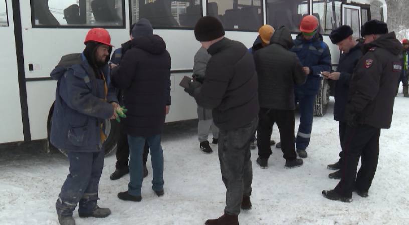 Военные следователи и сотрудники полиции вышли в рейд по строящимся объектам уральской столицы  Искали мигрантов, не имеющих разрешения на работу и не состоящих на воинском учете.