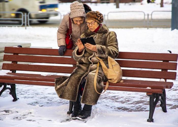 Число обманутых кибермошенниками снизилось за год в Челябинской области За 2025 год мошенники выманили у жителей Челябинской области на 400 миллионов меньше чем за 2024 Снизилось и количество зафиксированных преступлений Однако аферисты вовсе не уходят на покой Хотя число преступлений и суммы украденных денег по прежнему кратно выше чем несколько лет назад мошенникам усложняют жизнь в том числе законодательными методами Появилась обязательная маркировка звонков Когда поступает входящий вызов на экране должно появиться название компании Если звонят и представляются сотрудником банка а такой маркировки у звонка не было должны появиться подозрения привела пример замминистра информационных технологий Челябинской области Елена Лукашина Подписаться на vecherchel   Голосовать за канал