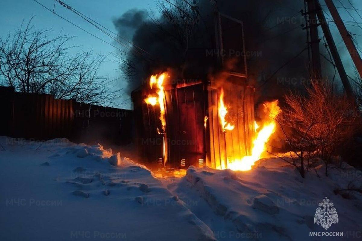 В Свободном пожар повредил трансформаторную подстанцию   Объект оказался поврежден изнутри по всей площади. Дознаватели отдела надзорной деятельности и профилактической работы проведут доследственную проверку и выяснят причину пожара.  Жители этого района города сообщали об отключении электричества и отсутствии интернета от одного из провайдеров.