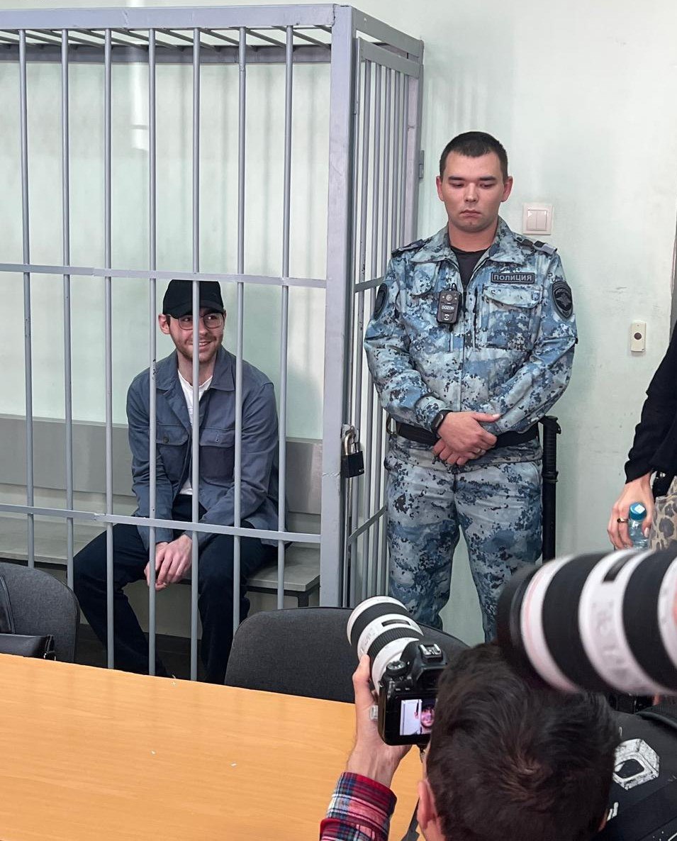 Редактору «Ура.ру» продлили арест Редактор информационного агентства «Ура.ру» Денис Аллаяров останется под арестом до 4 октября. Ленинский районный суд Екатеринбурга удовлетворил ходатайство Следственного комитета. Аллаяров обвиняется в даче взятки должностному лицу. Сотруднику портала вменяют передачу 20 тыс. рублей экс-начальнику уголовного розыска отдела полиции № 10 Андрею Карпову. Аллаяров и Карпов приходятся друг другу близкими родственниками. «Сигнал.Урал» Задержан региональный редактор «Ура.ру» Игорь Сергеев, его везут на допрос