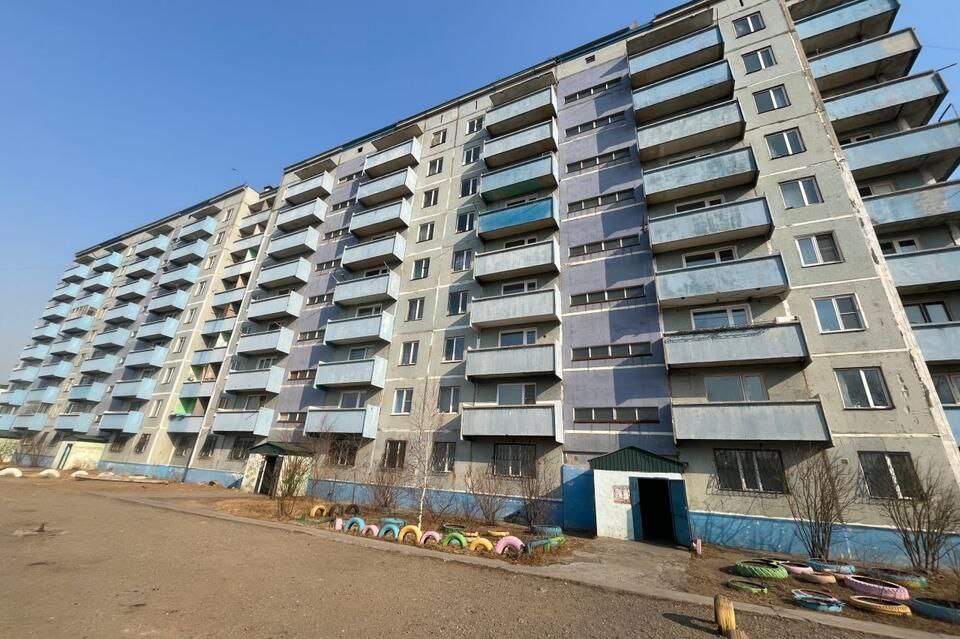 Жителям аварийного дома предлагают поехать на войну в обмен на расселение Дом №82 на улице Савватеевской в забайкальской Борзе признали аварийным ещё в 2022 году. С тех пор местные власти всяческих затягивают его расселение, а на днях одному из жильцов позвонили из регионального министерства соцзащиты и предложили подписать контракт. Взамен мужчине пообещали якобы ускоренное расселение и дополнительные льготы. Кажется, чиновники нашли идеальное решение для всех проблем. Уволили? Негде жить? Что-то не устраивает? Поезжай-ка в окоп и умри. Нет человека — нет проблем. — подпишись