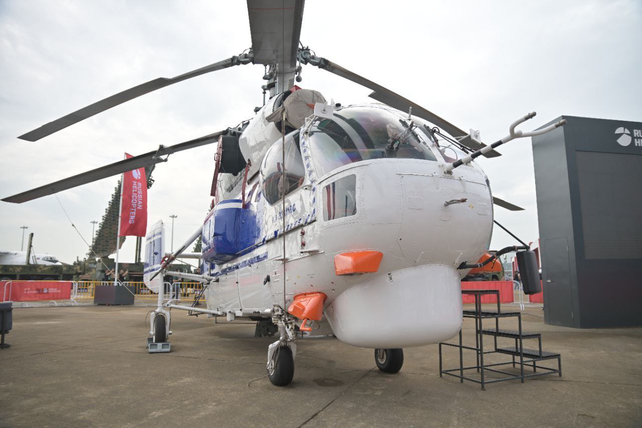 «Вертолеты России» представляют на выставке Airshow China многоцелевой вертолет Ка-32А11ВС. Винтокрылая машина используется для тушения пожаров, поисково-спасательных операций, санитарной эвакуации, а также для ликвидации разливов нефти на водной поверхности.   Представленное воздушное судно принадлежит одному из китайских эксплуатантов. Вертолеты Ка-32 работают в Китае с 2009 года.  Всего в КНР на сегодняшний день летают несколько десятков Ка-32А11ВС.   Для этого парка возможна модернизация Ка-32 до уровня Ка-32А11М путем замены двигателей, вспомогательной силовой установки и бортового радиоэлектронного оборудования. Кроме того, обновленные машины могут получить новейшую российскую систему пожаротушения СП-32. Она позволяет набирать 4 тонны воды всего за минуту и эффективно расходовать ее за счет изменения углов открытия створок. Главная особенность системы – электрообогрев. Он дает возможность бороться с огнем даже в мороз – до – 20 градусов по Цельсию.  Международная авиационно-космическая выставка Airshow China 2024 проходит в городе Чжухае. Это одно из крупнейших в мире событий в сфере авиационных технологий.   #ВертолетыРоссии #AirshowChina