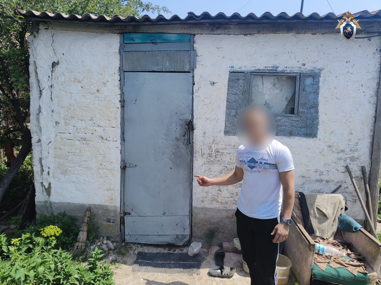 В Малодербетовском районе местный житель предстанет перед судом за совершение преступлений в отношении односельчан  Малодербетовским межрайонным следственным отделом следственного управления СК России по Республике Калмыкия завершено расследование уголовного дела в отношении 19-летнего жителя села Малые Дербеты. Он обвиняется в совершении преступлений, предусмотренных ч. 1 ст. 139  незаконное проникновение в жилище , ч. 1 ст. 119 УК РФ  угроза убийством .  По версии следствия, ночью 19 мая 2025 года обвиняемый, находясь в состоянии алкогольного опьянения, намереваясь выяснить отношения с односельчанином, пришел к нему домой, где незаконно и против воли проживающих проник в жилище. По месту жительства односельчанина обвиняемый, угрожая убийством 63-летней хозяйке домовладения, замахивался и толкал последнюю. Потерпевшая угрозу восприняла реально.    В ходе допроса обвиняемый признал вину. По уголовному делу следователем собраны достаточные доказательства, материалы уголовного дела переданы в суд для рассмотрения по существу.     «ВКонтакте» и в мессенджере «Телеграм».