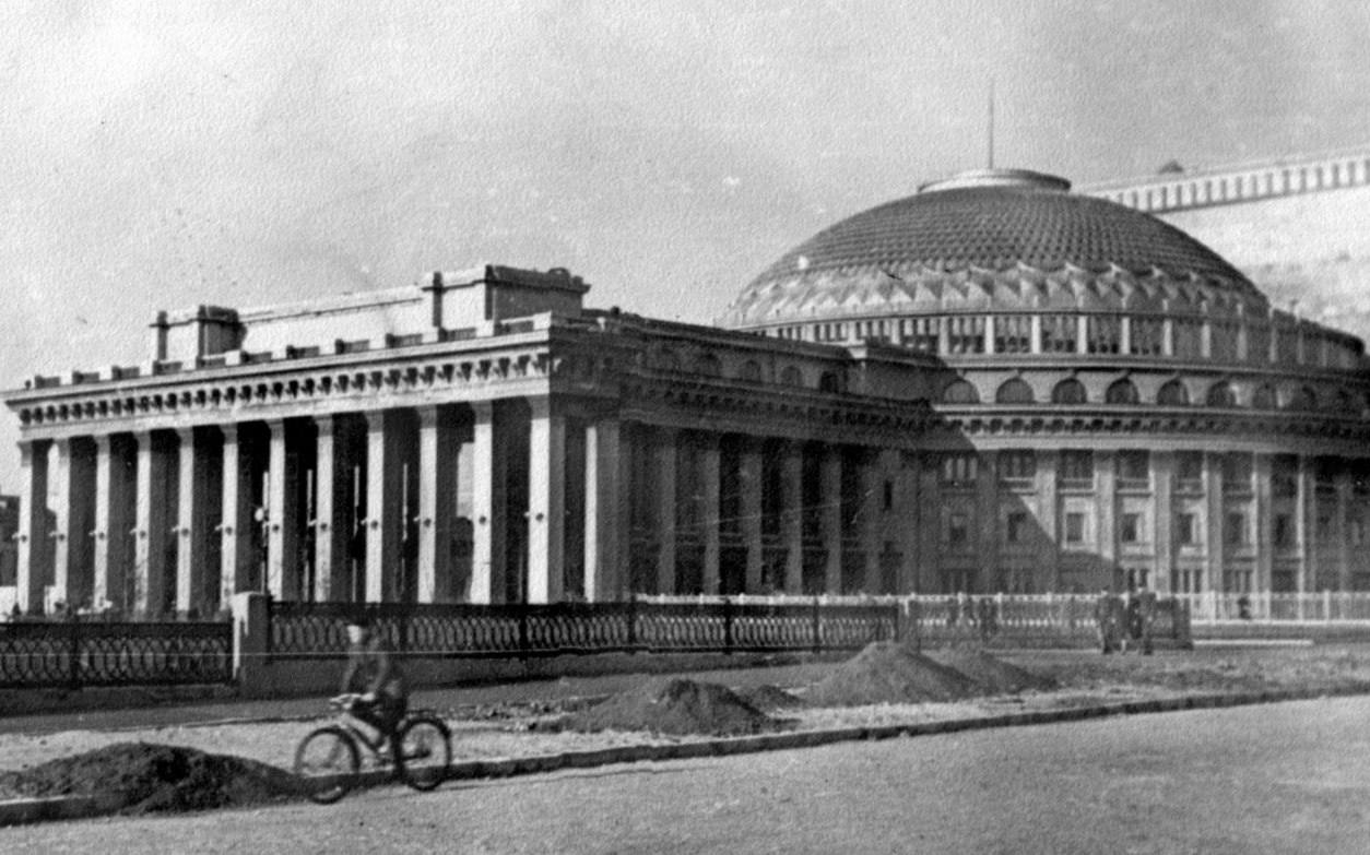  Мэр поздравил один из главных символов Новосибирска с 80-летием Новосибирский театр оперы и балета отмечает юбилей — 80 лет. С этим событием театр поздравил мэр Максим Кудрявцев, назвав НОВАТ «одним из главных символов города» и «крупнейшим культурным центром Сибири». «Театр должен был открыться в 1941 году, но началась Великая Отечественная война. В здании хранились эвакуированные коллекции Третьяковской галереи, Пушкинского музея и других учреждений культуры. В 1942 году руководство приняло решение о продолжении строительства. Это отражает непоколебимую веру в культуру даже в самые тяжёлые годы. Открытие состоялось в 1945-м, в год Победы», — сообщил мэр Новосибирска Максим Кудрявцев. Мэр поблагодарил коллектив, ветеранов сцены и зрителей за любовь к искусству и верность традициям. Фото: НОВАТ