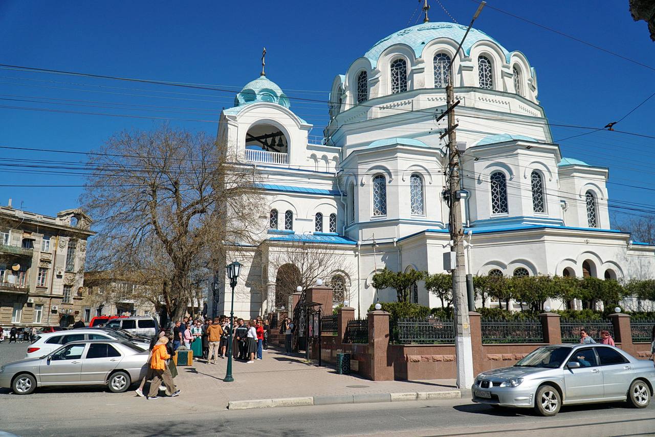 Сначала года Евпаторию посетили более 600 тысяч организованных туристов На данный момент в санаториях пансионатах и гостиницах нашего города оздоравливается и отдыхает более 11 тысяч туристов Работает 65 коллективных средств размещения Их заполняемость составляет 54 9 что на 66 5 больше по сравнению с аналогичным периодом 2024 года Всем хорошего отдыха в лучшем городе черноморского побережья Александр Юрьев ТГ ВК МАКС Предложить пост