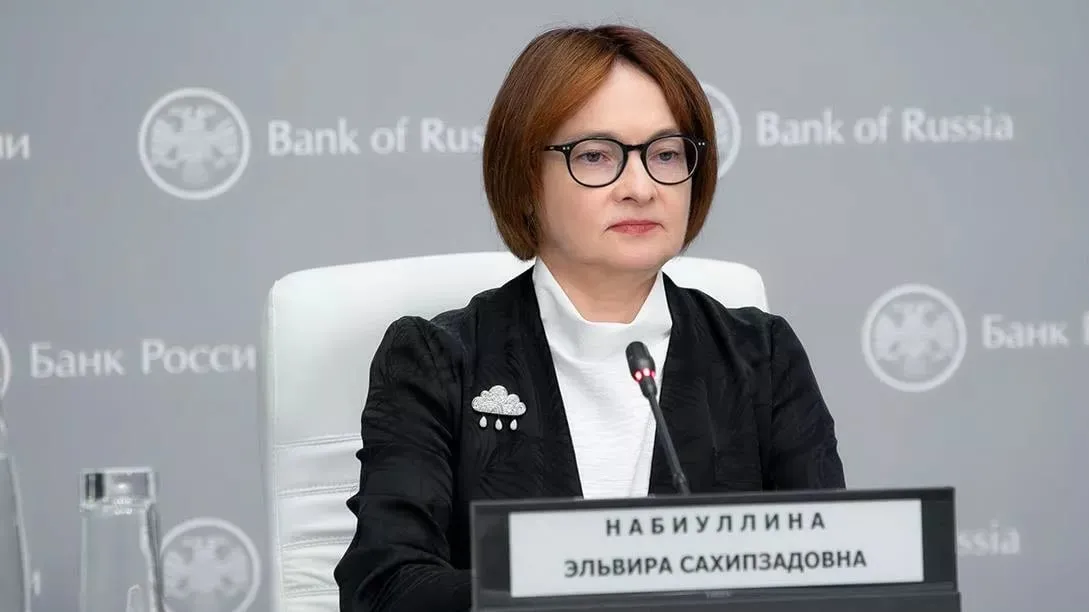 Для брошек еще не время Набиуллина сообщила что надевать брошки которые она использовала как один из каналов коммуникации с рынком пока не планирует Впервые с брошью на пресс конференции по итогам заседания совета директоров ЦБ РФ Набиуллина появилась в марте 2020 го Это была неваляшка отсылка к мерам Банка России по поддержке финансового сектора во время пандемии После этого она каждый раз после решения по ставке выходила с тематической брошью которая иллюстрировала взгляд Центробанка на ситуацию в российской экономике Однако уже несколько лет Набиуллина броши не надевает последний раз она была в начале февраля 2022 го Подписаться на РИА Новости экономика