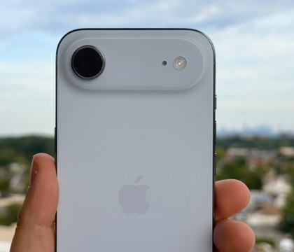 iPhone Air и iPhone 17 Pro делают фото с дефектами Apple уже решает проблему Первые пользователи iPhone Air и iPhone 17 Pro жалуются что смартфоны делают фотографии с дефектами В некоторых сценариях на снимках могут появляться черные квадраты и белые волнистые линии Одним из первых на проблему обратил внимание Генри Кейси из CNN Underscored