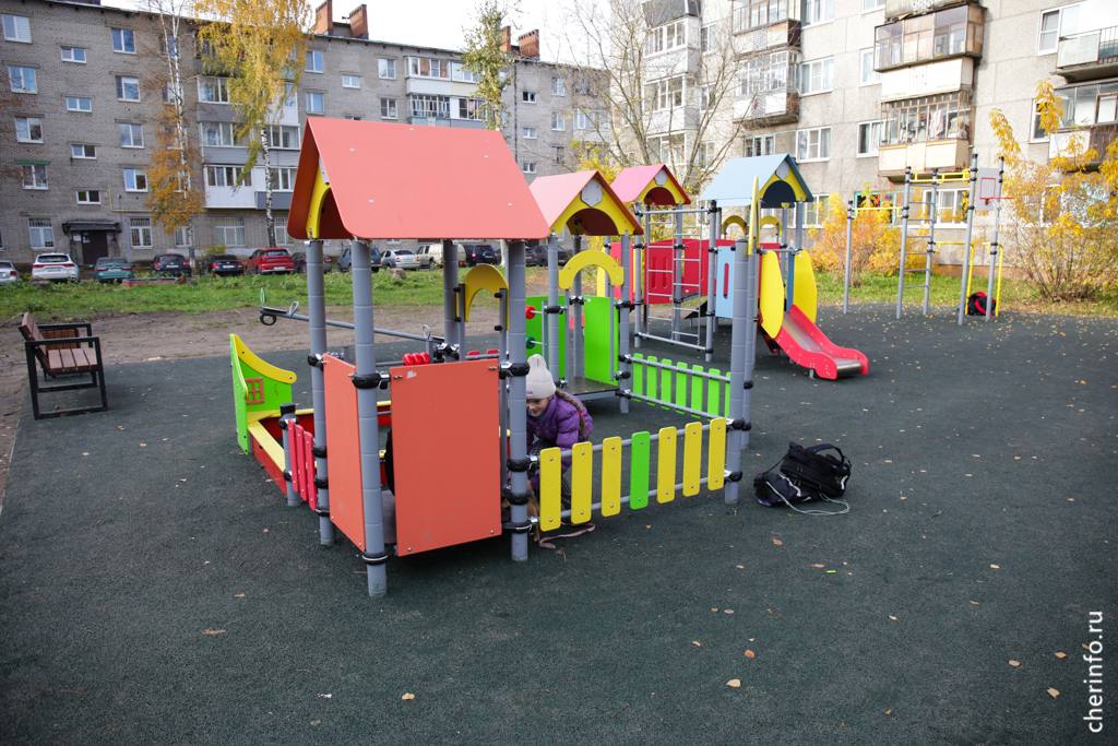 В Череповце во дворах построили десять современных детских площадок Это спортивно игровые площадки для детей разного возраста Там есть горки турники с брусьями качели баскетбольные кольца рукоходы песочницы и домики уложено безопасное покрытие установлены скамейки и урны Всего у нас десять площадок в этом году работы уже выполнены всё сделано качественно Проводится приемка Обсуждаем с УК подходы к этим площадкам Наполнение площадок одинаковое Чтобы войти в программу жители должны проголосовать Еще нужно место для площадки и согласование с ресурсниками сообщил заммэра начальник департамента ЖКХ Сергей Чижков Кроме того в городе построили две детские научные площадки у Дворца металлургов и на Юбилейной