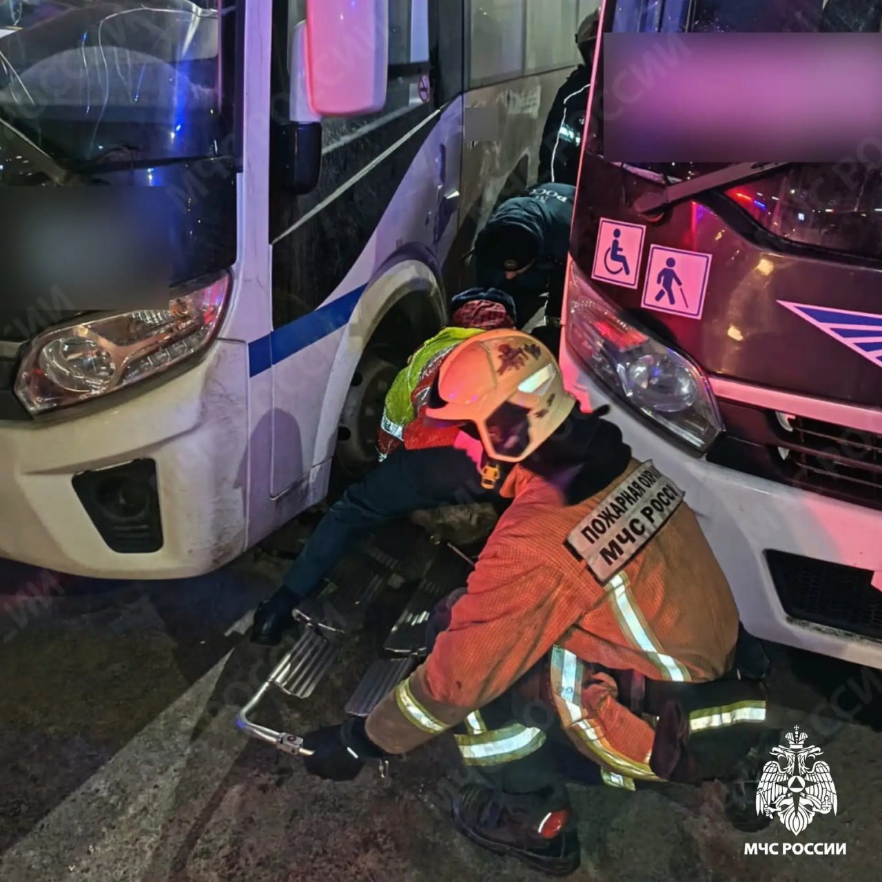 Сегодня 13 декабря на Автовокзале в Петрозаводске автобус наехал на водителя Как в полиции рассказали водитель приехал на стоянку колеса вывернул у автобуса ручник не поднял Вышел покурить а автобус покатился и зажал его Зажатого между автобусами мужчину доставали спасатели Пострадавший с травмами госпитализирован В общем курить опасно для здоровья