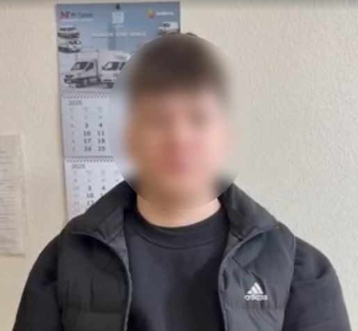 Ивановские полицейские задержали жителя города Омск, подозреваемого в серии кибермошенничеств Жертвами интернет-мошенника стали 15 жительниц Ивановской области в возрасте от 18 до 23 лет, а также 5 девушек из других регионов России. Подозреваемый в одном из ботов для знакомств создавал анкету с фотографиями привлекательного молодого человека, а после знакомился с девушками. В ходе общения подозреваемый входил в доверие к своим жертвам и предлагал им проинвестировать свои сбережения. Потерпевшие соглашались и по указаниям нового знакомого выполняли либо финансовые манипуляции, либо предоставляли доступ к онлайн-кабинетам своего банка, лишаясь, таким образом, своих сбережений. Сумму, которые девушки переводили аферисту, варьировались от 25 до 350 тысяч рублей. Денежные средства, фигурант выводил через букмекерские компании. Возбуждены уголовные дела. Омич заключен под стражу. Подписаться Прислать новость