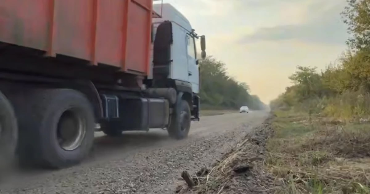 Движение по Почтовому тракту в Краснодаре восстановлено впервые за долгие годы  Дорога поможет разгрузить Западный Обход, предоставив технике доступ к мусорному полигону и Новому кладбищу.   «Еще в 2022 году были построены 5,5 км дороги от Копанского в сторону города. Теперь мы восстановили в гравийном исполнении еще свыше 6 км, вплоть до Западного Обхода. В будущем этот участок обязательно заасфальтируем», - отметил глава горда Евгений Наумов.  Строительство современной дороги на месте гравийного участка тракта включено в краевую программу «25/35». Уточняется, что до начала масштабного строительства состояние дороги будет поддерживаться.     Евгений Наумов    Связь с редакцией:     Подписаться на «Утренний Юг»