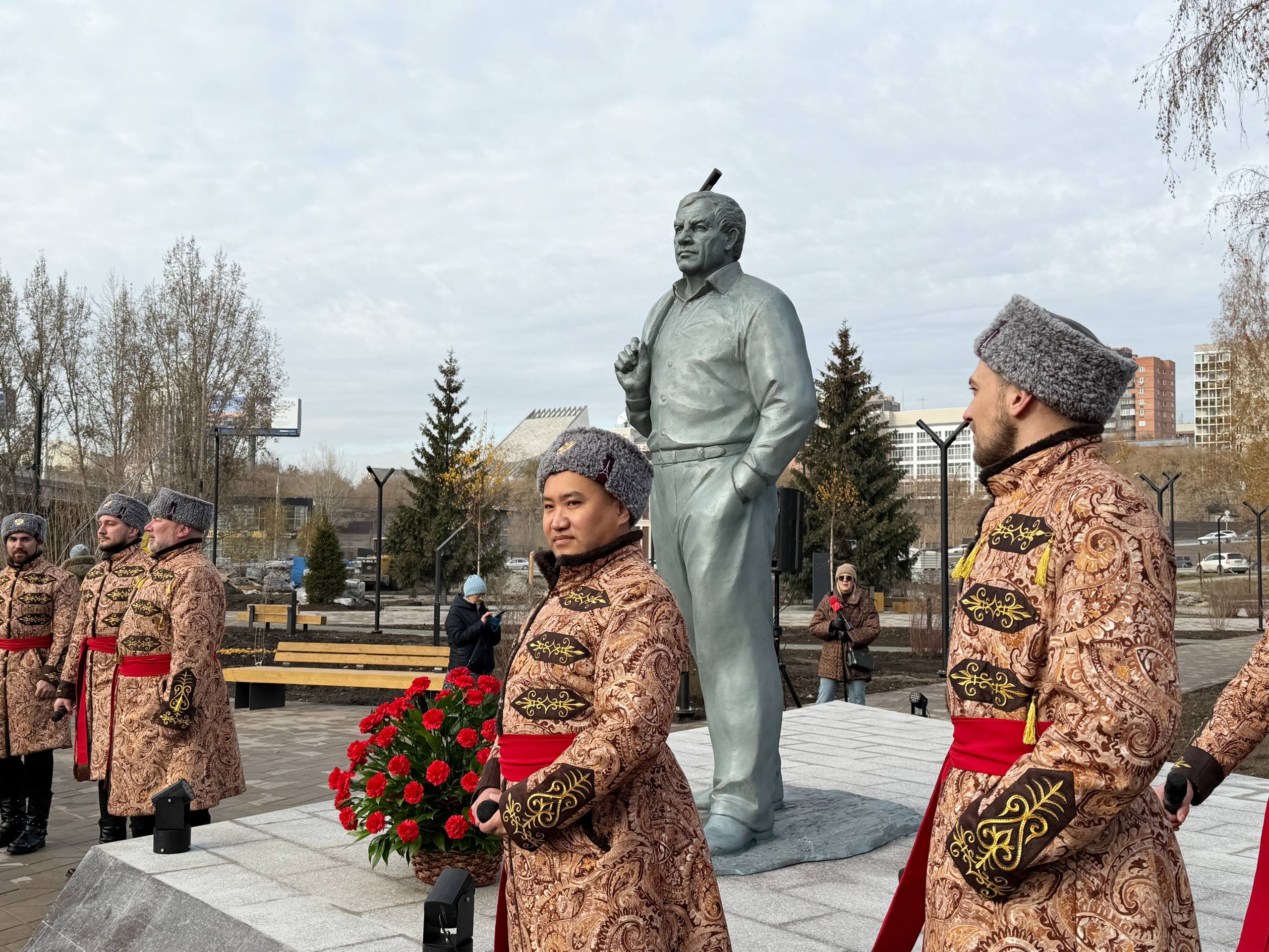 В Новосибирске появился новый памятник Прямо сейчас в Новосибирске проходит торжественная церемония открытия первой очереди парка имени Юрия Бугакова одного из самых масштабных проектов благоустройства 2025 года В мероприятии принимает участие мэр города Максим Кудрявцев Новый парк назван в честь почётного гражданина Новосибирской области депутата Заксобрания и основателя агрохолдинга Ирмень Юрия Фёдоровича Бугакова В память о нем на территории парка установлен монумент Фото Мэрия Новосибирска Om1 Новосибирск в МАХ