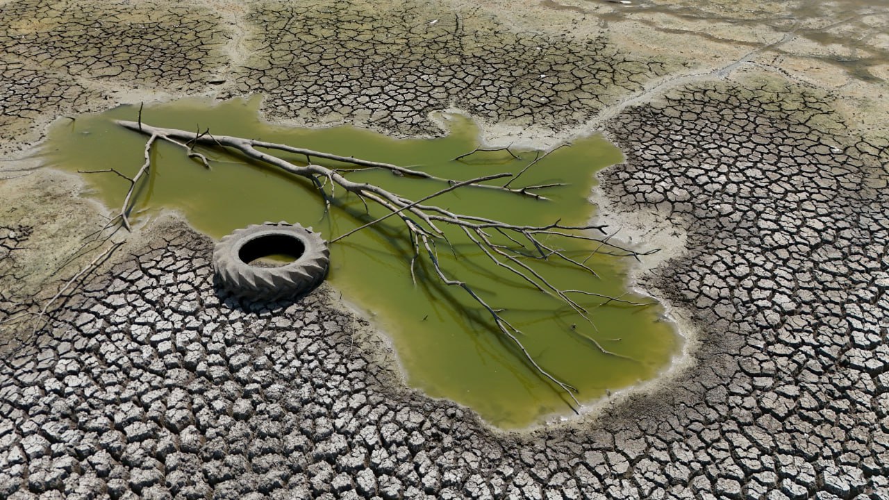 Общемировая температура в ближайшие годы поднимется более чем на установленный ранее целевой показатель в 1 5 С заявил генсек ООН Антониу Гутерриш Давайте признаем наш провал Правда в том что мы не смогли избежать превышения на 1 5 C в ближайшие несколько лет И что превышение этого показателя приведет к разрушительным последствиям Некоторые из этих разрушительных последствий станут переломными моментами будь это в лесах Амазонии в Гренландии западной Антарктике или на коралловых рифах заявил он в интервью The Guardian Гутерриш призвал мировых лидеров которые соберутся на климатическом саммите COP30 в Бразилии признать что чем дольше они будут откладывать уменьшение вредных выбросов в атмосферу тем больше будет вероятность катастрофических последствий Фото Ozgun Tiran Anadolu via Getty Images interfaxonline