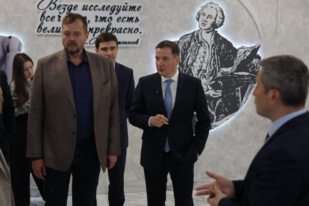 Показали Евгению Балицкому наш IT-парк «Цифровая Арктика»: все проекты, которые реализуются здесь, ориентированы на создание цифровых решений и применение искусственного интеллекта в ключевых для Архангельской области отраслях экономики. Особый интерес коллеги из Запорожской области проявили к наработкам архангельских ученых в сфере беспилотных технологий. Договорились объединить усилия вузов наших регионов, чтобы научная мысль находила реальное практическое применение. Убеждён, что это лишь один из множества проектов, в работе над которыми мы должны объединить усилия – потенциал взаимодействия между регионами значительно шире и включает ещё много возможностей для совместной работы. Продемонстрировали гостям и наш проект по цифровизации процессов лесопользования, а также малый космический аппарат «ArcticSat» для исследования Арктической зоны и виртуальный навигационный тренажер по управлению и маневрированию судами. Все это помогает готовить высокопрофессиональных специалистов и позволяет собрать важные для научных исследований данные.