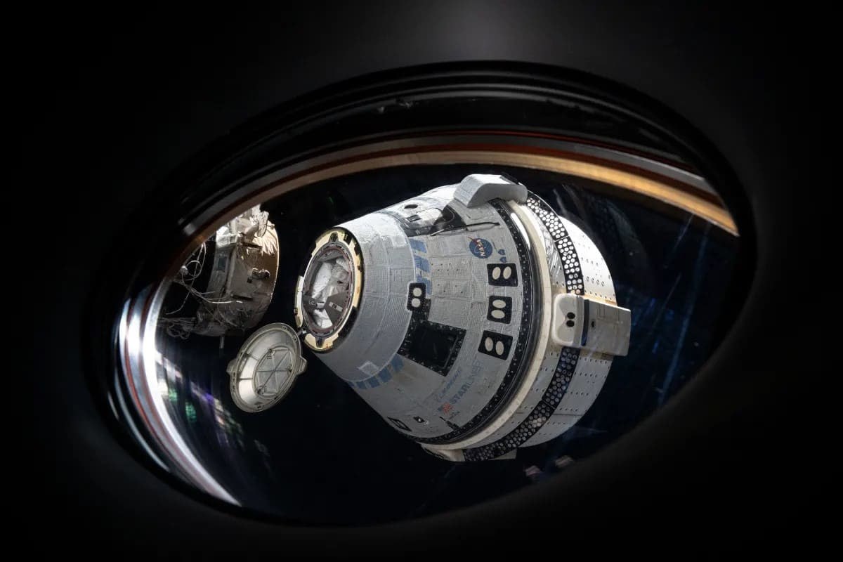 NASA может отказаться от использования Starliner Спустя год после проблемного пилотируемого испытательного полета CST-100 Starliner компании Boeing NASA до сих пор не определилось со следующей миссией этого корабля, так что его будущее остается туманным. Недавно представители NASA сообщили, что продолжают изучать возможные варианты следующего полета Starliner, который состоится не ранее начала 2026 года. Пока не известно, будет запуск пилотируемым или беспилотным. Национальное управление по аэронавтике и исследованию космического пространства США уже пять лет полагается на SpaceX и ее корабли Crew Dragon для доставки экипажей, но продолжает настаивать на необходимости иметь два действующих коммерческих аппарата, чтобы обеспечить резерв на случай проблем с одним из них. Важность появления такой резервной системы еще раз подчеркнула недавняя перепалка между главой SpaceX Илоном Маском и президентом США Дональдом Трампом: первый пригрозил вывести Crew Dragon из эксплуатации, но вскоре взял свои слова обратно. Тем не менее бюджетные ограничения могут заставить NASA отказаться от Starliner. В проекте бюджета на 2026 финансовый год расходы на обслуживание МКС и транспортировку экипажей сократили примерно на 25%.
