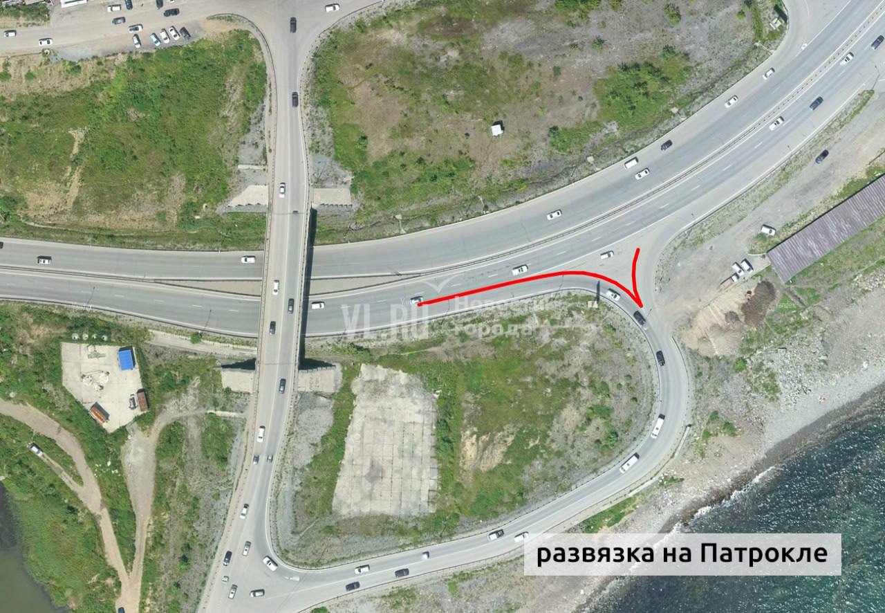 Делиниаторы на Патрокле установят до конца августа, сообщает ЦОДД.  Технические средства организации дорожного движения установят вдоль сплошной линии разметки и частично - разделительного островка, чтобы снизить аварийность, а также исключить случаи нарушения ПДД.   Поворот здесь должен осуществляться только в один ряд – водителям необходимо заранее перестроиться в крайнюю правую полосу для маневра, а не в последний момент, нарушая разметку и сильно повышая риск ДТП.  Источник: VL.ru
