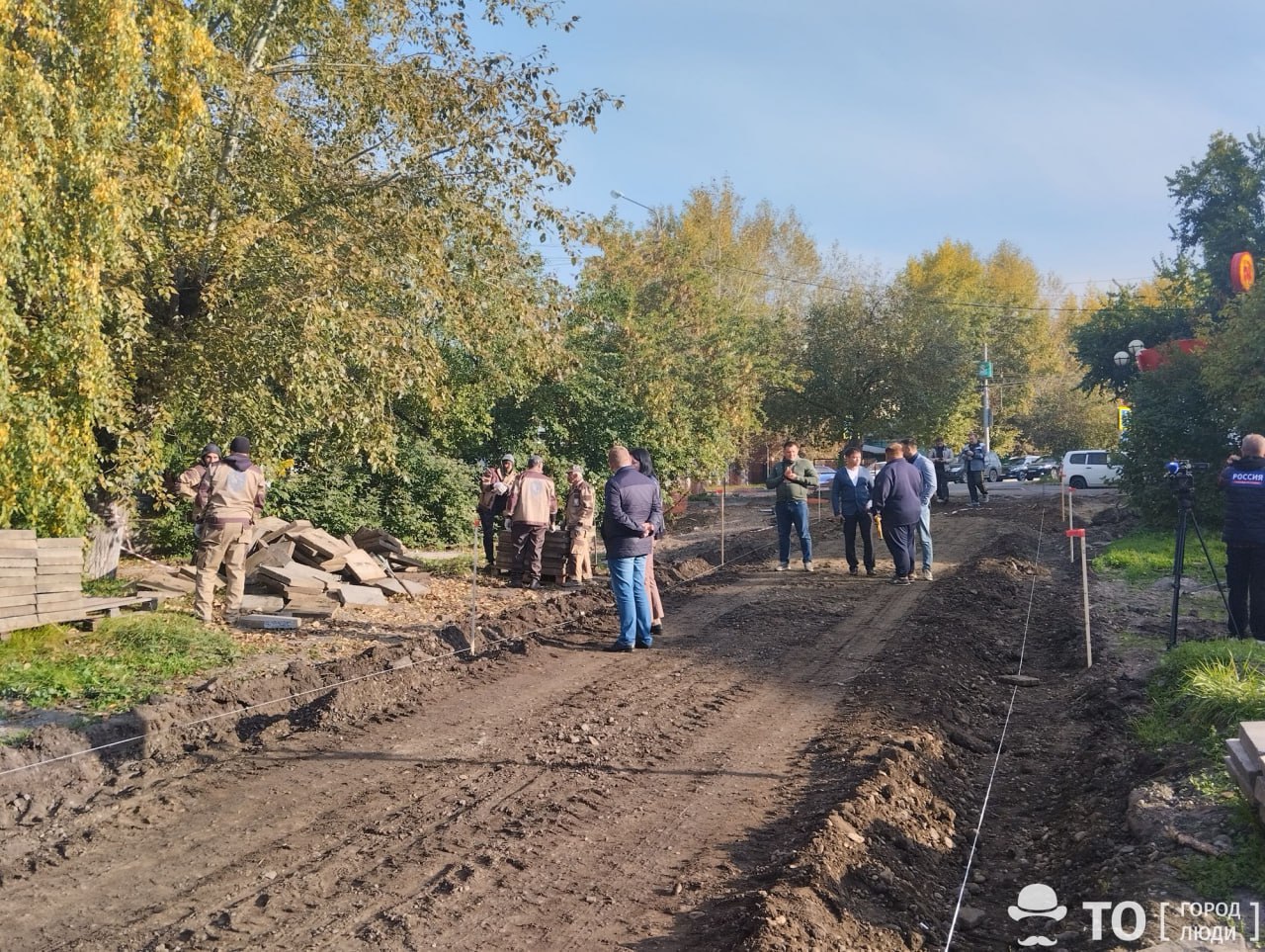 В Томске рабочие приступили к подготовке территории на Белом озере для укладки входной тротуарной плитки Основание под новое покрытие планируют положить к концу этой недели Контракты на выполнение работ на этом объекте заключили два подрядчика первый должен был обновить освещение второй положить тротуарную плитку на входе в парк и заменить перголы Однако по прошествии пяти месяцев с момента заключения договора подрядчики так и не приступили к монтажу Сейчас работы по укладке тротуаров начал субподрядчик Разбираемся почему так произошло по ссылке   obzor city news 669801 Подпишись на ТО