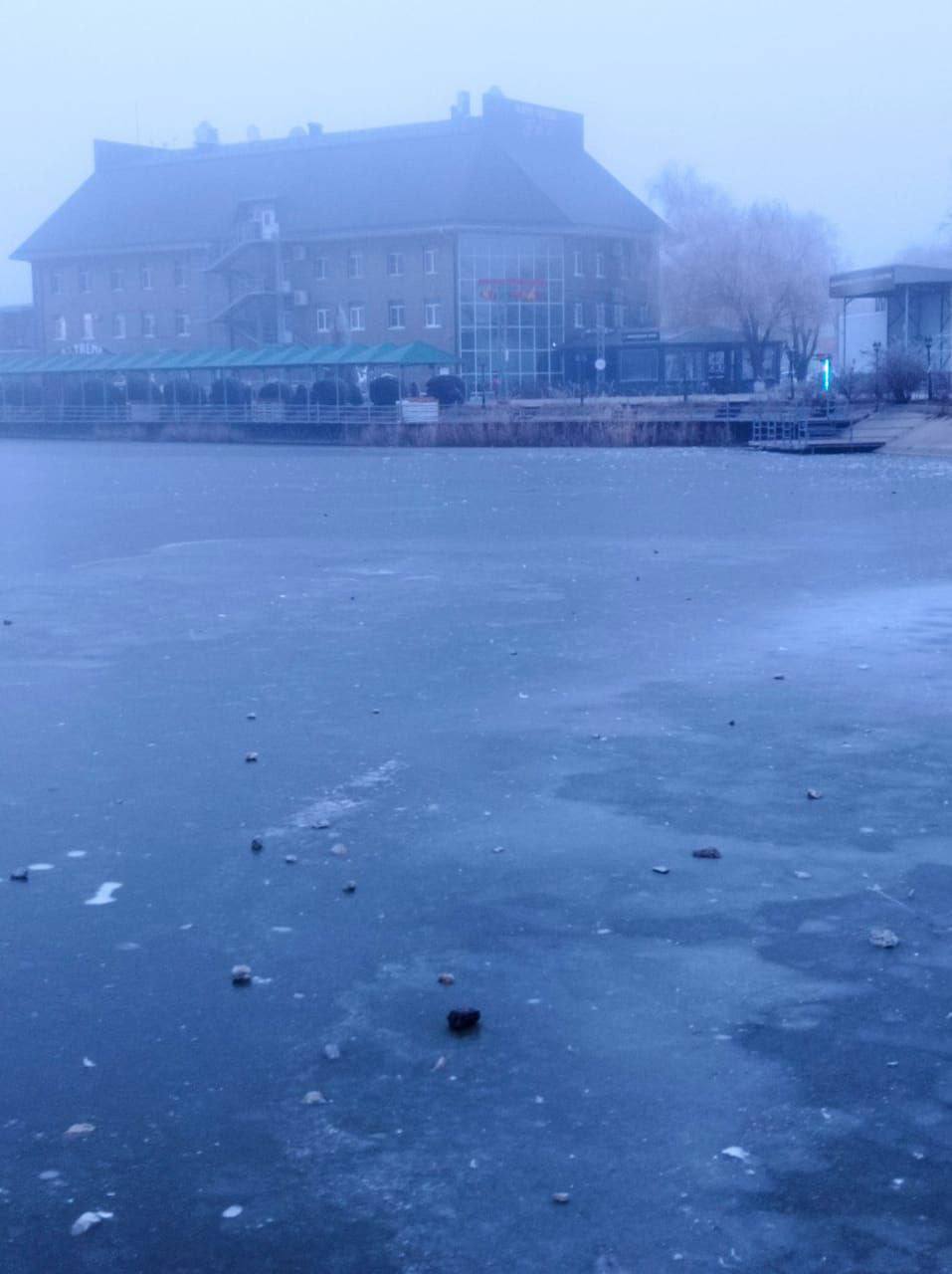 В Славянске-на-Кубани предупредили о тонком льде на озере Толока  На озере возле Северного парка были замечены школьники, решившие пройти по льду.  Рейдовая группа,  работающая  вблизи водоёма, это заметила и приняла меры, чтобы не случилось трагедии.  «Уважаемые взрослые! Ещё и ещё раз объясните детям, что лёд на Толоке не такой крепкий, как на озере Байкал. Его толщина сейчас до 1,5 см. Выходить  на лёд запрещено»,-сообщил мэр города Роман Синяговский.   Югополис   Прислать фото или видео   ‍  Читайте нас на сайте ЮГОПОЛИС