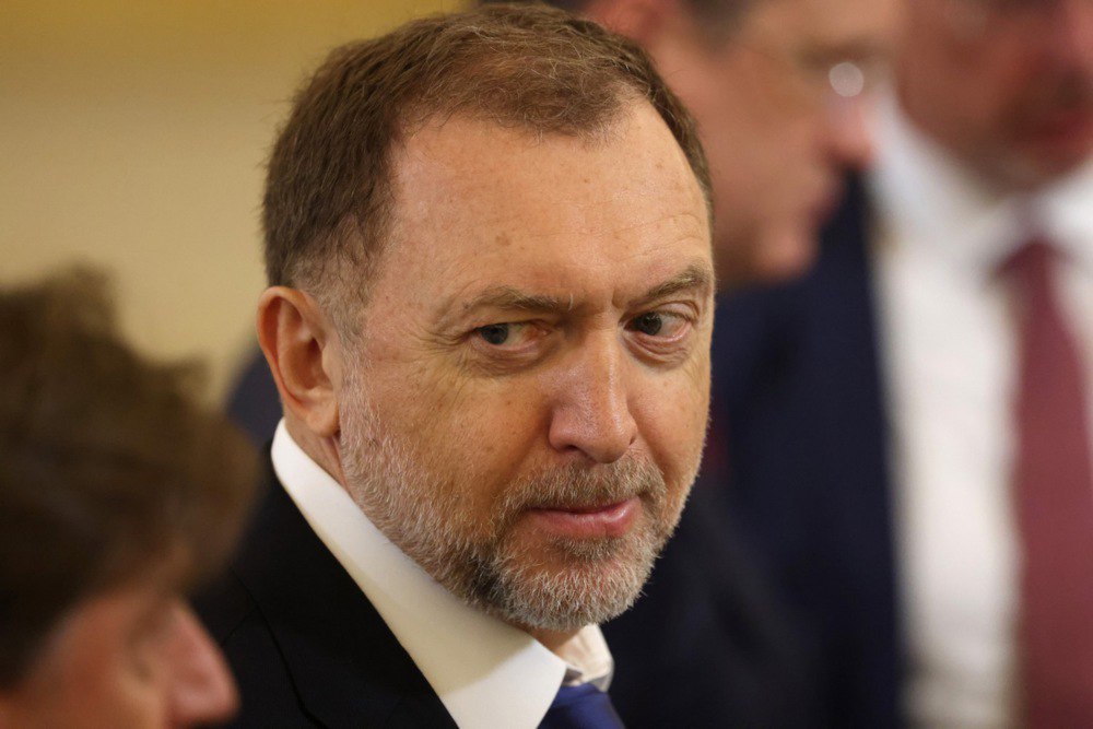 «Важные истории» и «Верстка»: Олег Дерипаска неоднократно вступал в половой контакт с несовершеннолетними, но его имя убрали из обвинения по уголовному делу В 2019 году в Ленинградской области возбудили уголовное дело против нескольких человек, которые вовлекали в проституцию несовершеннолетних девушек. Сеть работала как минимум с 2018 по 2019 годы. Девушек искали под прикрытием региональных конкурсов красоты, через модельные агентства, сайты знакомств и тематические группы в мессенджерах. Клиентами сети были известные и богатые люди, однако никто из них не был привлечен к уголовной ответственности. Фигурантами уголовного дела стали только организаторы сети. Две девушки, чьи показания есть в уголовном деле, утверждали, что один из мужчин, с которым они вступили в сексуальную связь, был Олег Дерипаска. Одной из них на тот момент было 15 лет, другой — 17. Они встречались с миллиардером в его поместье в Краснодарском крае и в многоэтажном доме на улице Волхонка в Москве. После интимной связи девушкам, помимо денег, передали дорогие подарки — в частности, одна из несовершеннолетних получила бриллиантовую подвеску Mercury, компьютер Apple и часы Apple Watch. Читать без VPN Фото: Sergei Ilnitsky / EPA-EFE Подписаться на «Новую-Европа»