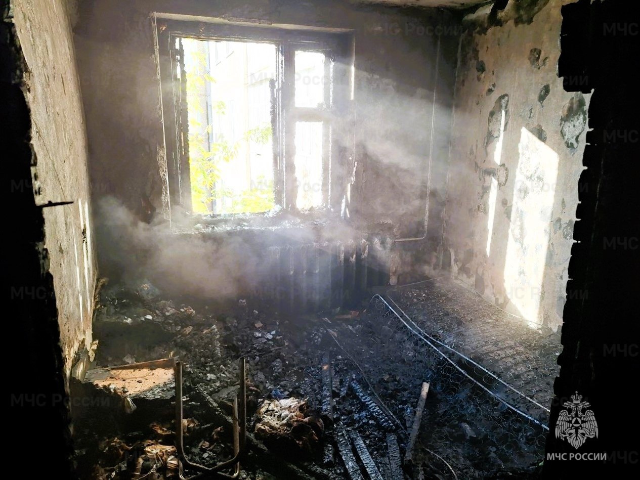 В Новочебоксарске 18 человек пострадали после задымления в жилом доме В медучреждения в состоянии средней степени тяжести госпитализировано три взрослых и 10 детей Еще пять пациентов проходят амбулаторное лечение Возгорание произошло в квартире на девятом этаже Из горящего жилья эвакуировали пять человек Еще двух вытащили через окно по трехколенной лестнице Из соседних квартир эвакуировали восемь человек Ситуацию взял на контроль и о зампредседателя Кабмина Чувашии Владимир Степанов Фото пресс служба МЧС по Чувашии kommersantkazan