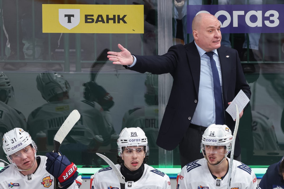 Тренер лидера КХЛ оценил проигрыш фразой опустили носом в дерьмо Металлургу нужна была подножка в матче с Сибирью после восьми побед подряд чтобы увидеть как у соперников уже начался плей офф заявил на пресс конференции главный тренер магнитогорского клуба Андрей Разин Металлург дома проиграл новосибирцам которые занимают восьмое место в Восточной конференции пропустив в меньшинстве 3х5 на 59 й минуте 1 2 Разин отметил что даже рад этому поражению потому что когда все хорошо это тоже нехорошо По его словам соперники вышли на матч самоотверженные и дисциплинированные заблокировали много бросков а их вратарь Михаил Бердин поймал кураж 44 сейва Надо было это все преодолеть а мы получаем дешевейшее удаление в конце матча которое и привело к поражению Поэтому хорошо что нас носом опустили в это дерьмо как раз перед играми плей офф нам это надо сказал Разин Global Look Press Подписаться на РБК Спорт