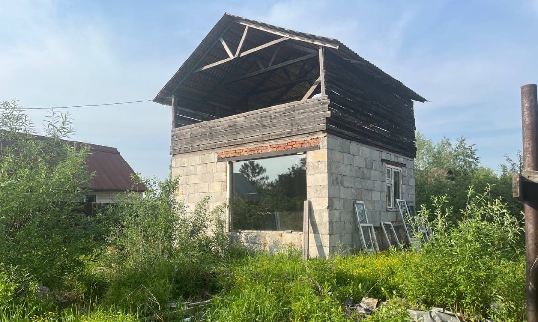 В Новосибирске проведут рейды по дачным участкам Рейды проведут в связи с постановлением, согласно которому заброшенные участки могут быть изъяты у владельцев через 5-7 лет. Постановление вступит в силу 1 сентября 2025 года. Как пишет VN ru, по новому закону, дачные участки признаются заброшенными, если хозяева не посещали их в течение года. Оценка будет проводиться по состоянию дома, степени захламления и нескошенной траве. Участки, приобретённые для строительства, считаются брошенными, если на них не начали строительство в течение пяти лет. Исключение — случаи, когда разрешение на строительство выдано на другой срок. Владельцам участков сначала направят уведомление с требованием устранить нарушения в течение трёх лет. Только после этого возможны судебные разбирательства. В Росреестре планируют проводить профилактические рейды, чтобы предупредить владельцев о необходимости поддерживать порядок на своих участках. Прислать новость