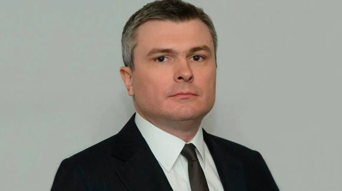 Топ менеджера Внешэкономбанка отправили под домашний арест Силовики возбудили уголовное дело против зампреда ВЭБ РФ Артема Довлатова суд назначил ему домашний арест передает ArbatMedia   Прислать новость