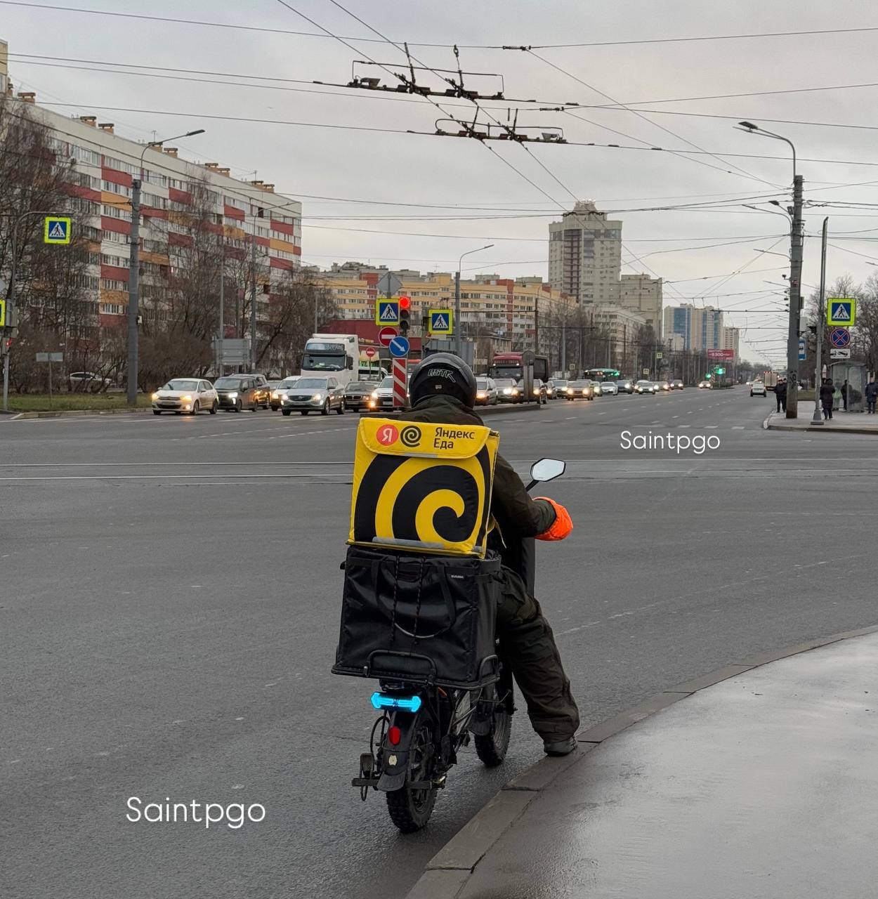 С 1 июля курьеры в Петербурге смогут ездить по тротуарам и пешеходным зонам только со скоростью до 10 км/ч — такое постановление подписал губернатор Беглов. Службы доставки должны установить на транспорт GPS и ограничители скорости, а также нанести номера на форму, сумки и технику курьеров. До 15 июля сервисы обязаны создать реестры с полными данными сотрудников — без этого работать будет нельзя. – жми тут / Прислать новость #спб #питер #петербург