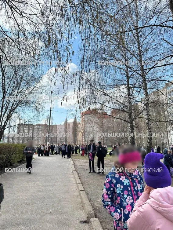 В школе 43 на улице Генерала Лизюкова распылили перцовый баллончик Предварительно это сделал один из учеников Администрация школы оперативно эвакуировала детей и сотрудников на свежий воздух Ученики находятся на улице примерно с 9 50 Большой воронежский Подписаться Не грузит Читай в Max