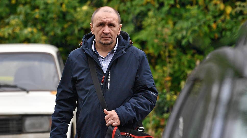 Умер кемеровский пожарный Сергей Генин — один из фигурантов дела о пожаре в «Зимней вишне» и единственный пожарный, чье звено спасло человека с четвертого этажа, где погибли посетители кинозалов «Он скончался в больнице. В последние дни он находился в реанимации», — сообщили ТАСС в окружении бывшего пожарного. Во время пожара в «Зимней вишне» звену Генина удалось спасти Михаила Трусова — мужчина смог выбраться из «красного» кинозала, где остались две его дочери. В коридоре пожарные нашли Трусова уже без сознания. Оставшиеся в зале 37 человек, в том числе дочери Трусова, погибли. Очевидцы обвиняли Генина в том, что он повел звено не по кратчайшему пути к кинозалам и потерял из-за этого время. В 2021 году Генина, занимавшего на момент пожара должность начальника караула пожарно-спасательной части №2, приговорили к пяти годам колонии по обвинению в халатности. В апреле 2023 года его отпустили из-под стражи под подписку, так как у мужчины обнаружили онкологическое заболевание. Пожар в «Зимней вишне» произошел 25 марта 2018 года, погибли 60 человек, в том числе 37 детей. Все погибшие находились на четвертом этаже, где в двух из трех залов шли детские фильмы. 23 человека погибли, задохнувшись у закрытого пожарного выхода, еще 37 погибли, не сумев выбраться из «красного зала», — из-за жара и дыма через основной выход выйти было невозможно, аварийная дверь была заперта на замок, который удалось выломать, но и за этой дверью коридор уже был заполнен едким дымом. По делу о пожаре в «Зимней вишне» осудили 15 человек, к 2024 году десять из них вышли на свободу